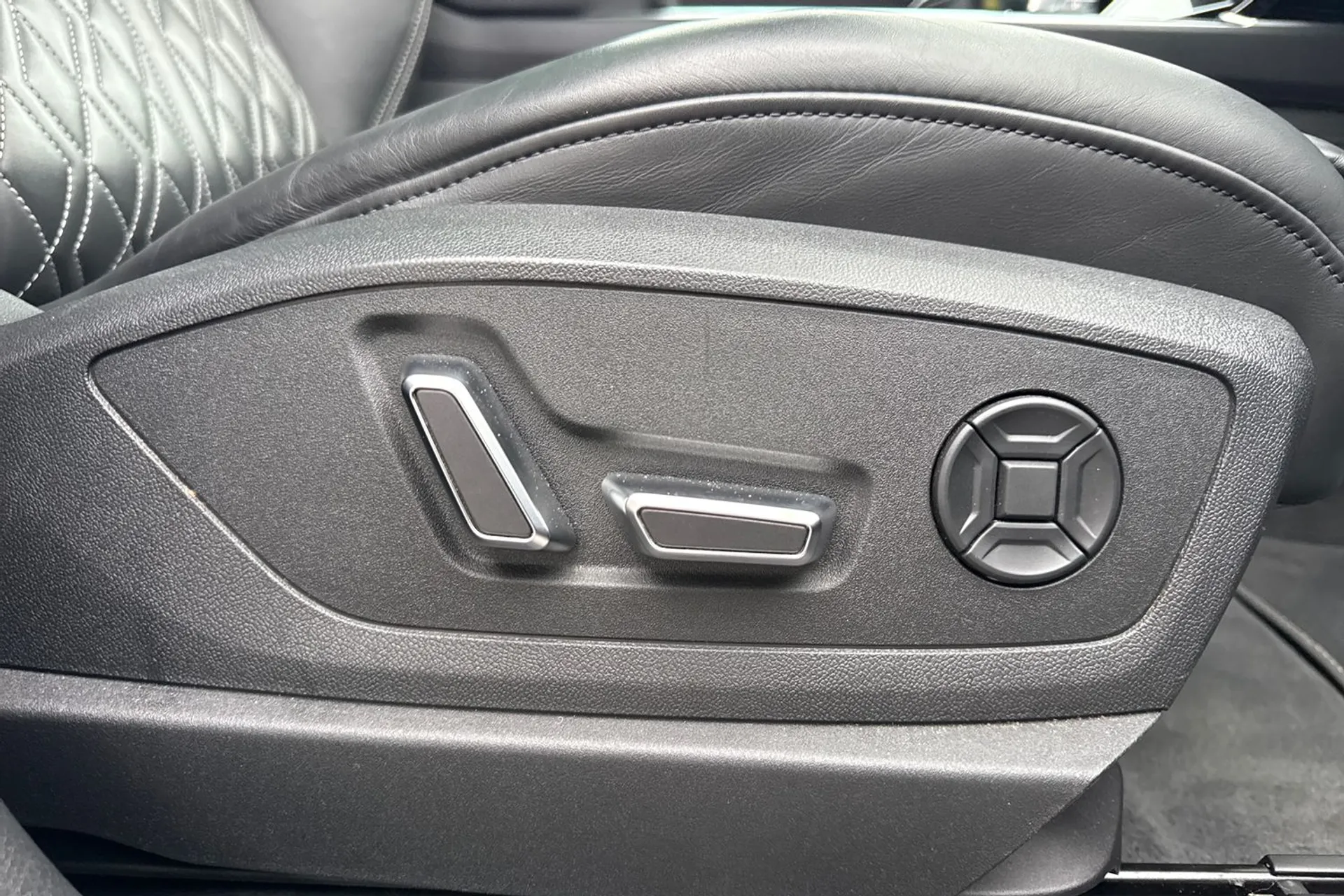 Audi e-tron thumbnail image number 33