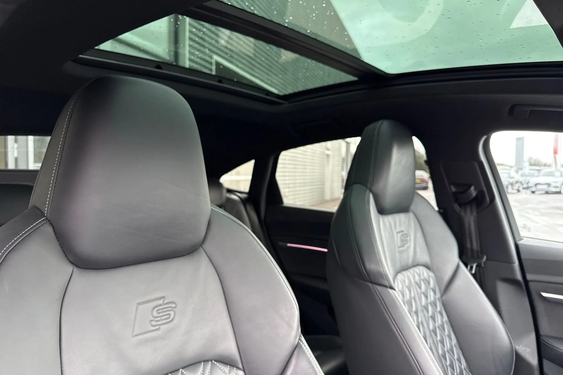 Audi e-tron thumbnail image number 4