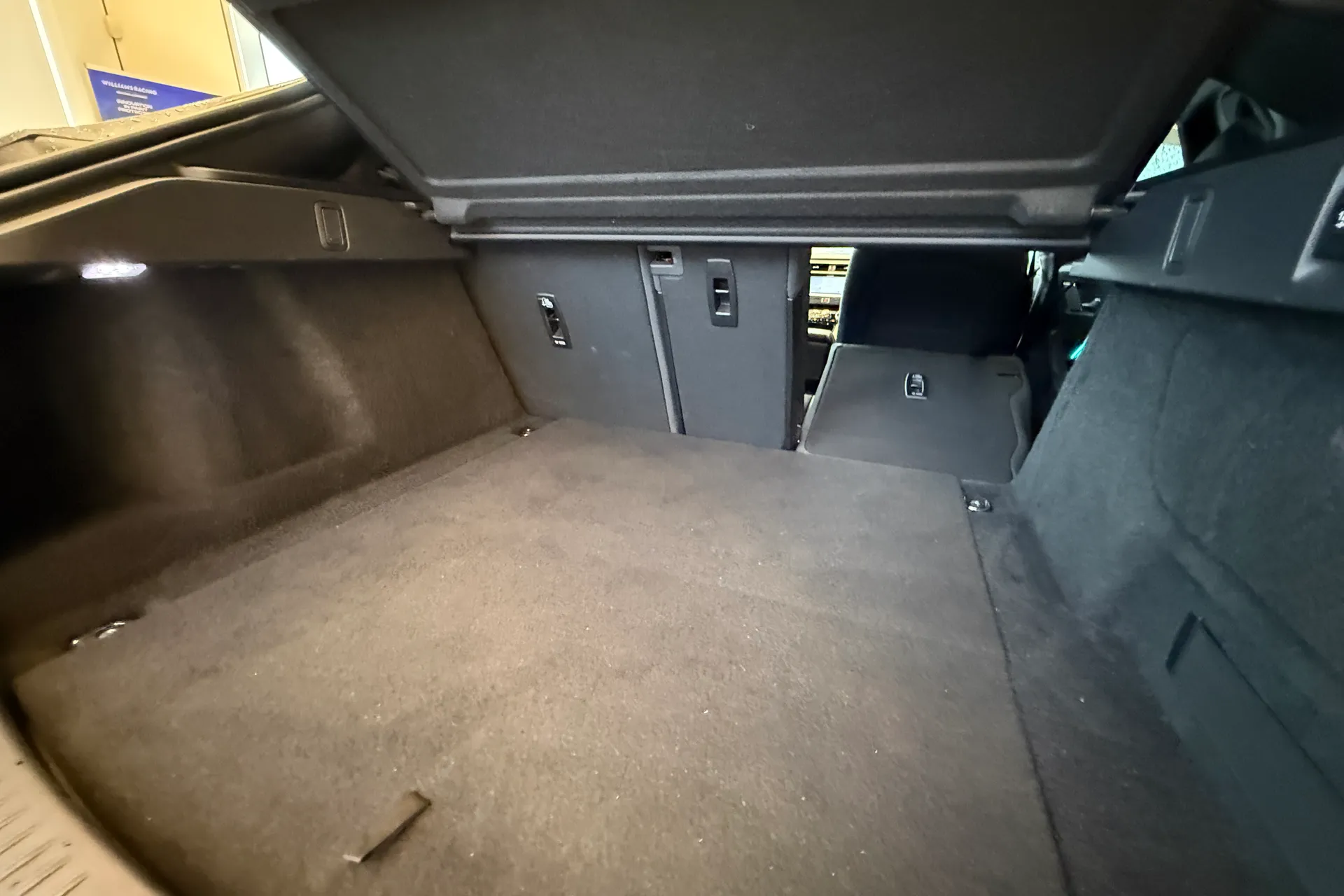 Jaguar I-PACE thumbnail image number 39