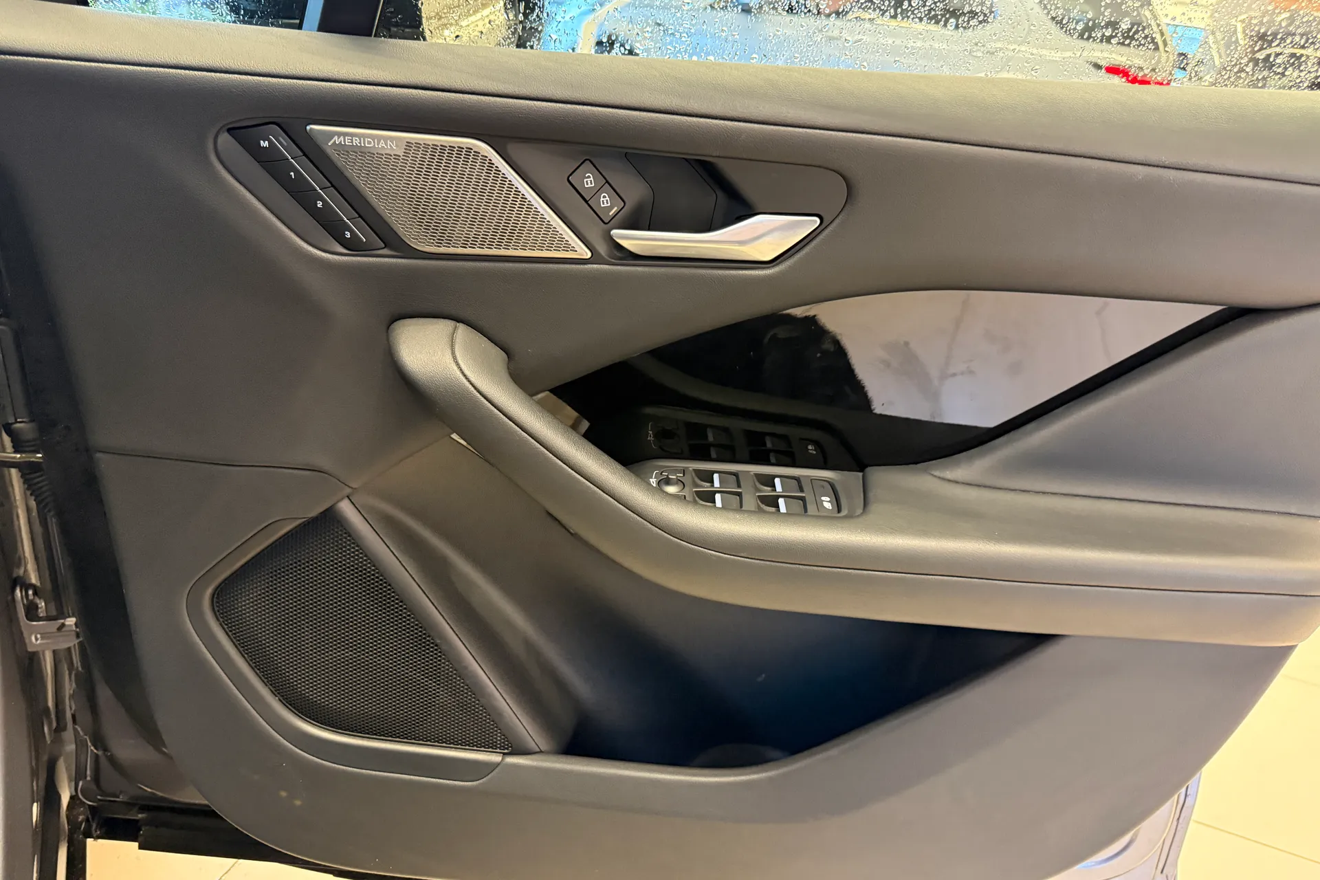 Jaguar I-PACE thumbnail image number 46