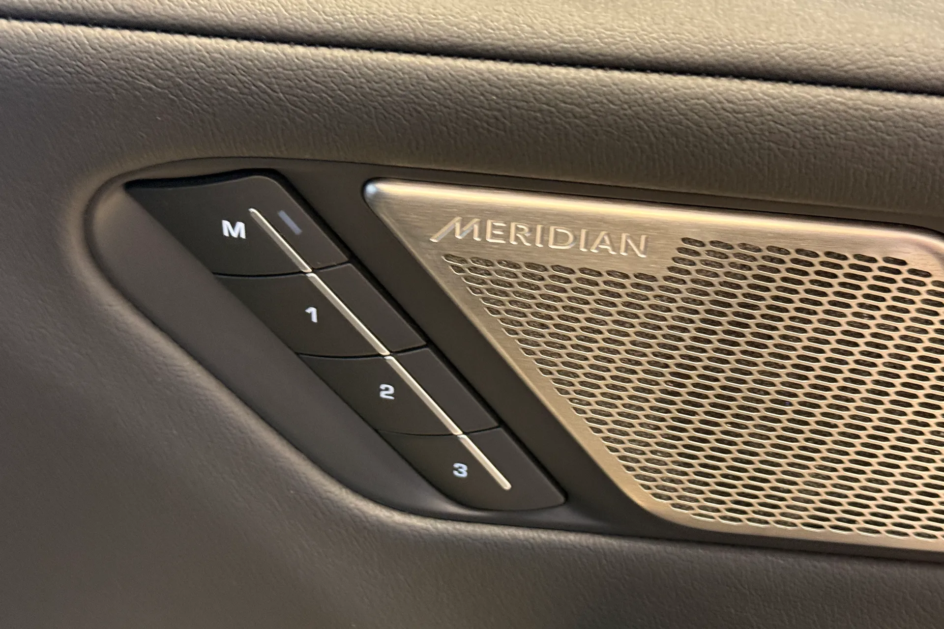 Jaguar I-PACE thumbnail image number 21