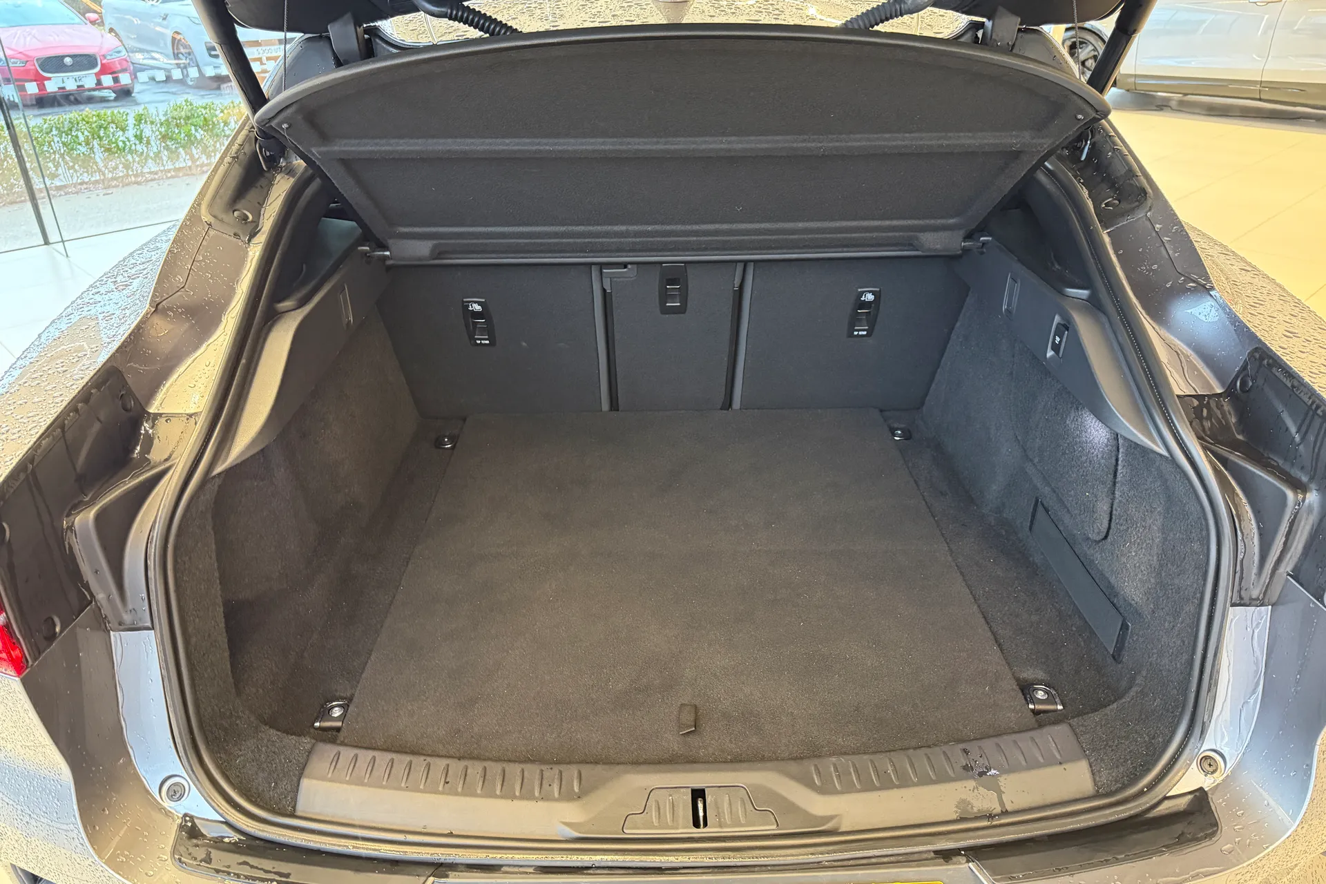 Jaguar I-PACE thumbnail image number 35