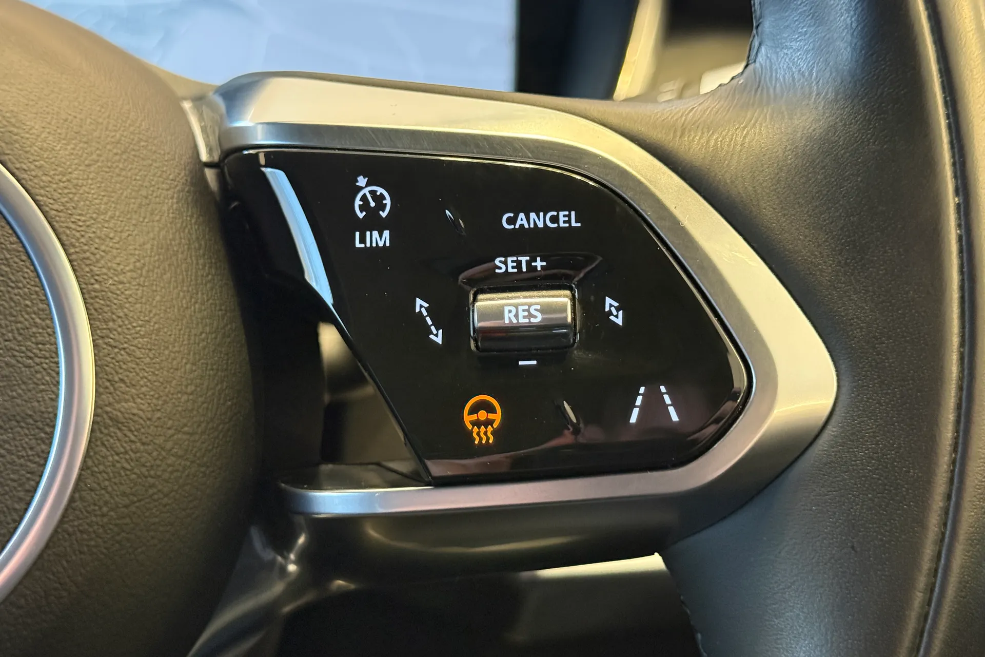 Jaguar I-PACE thumbnail image number 27