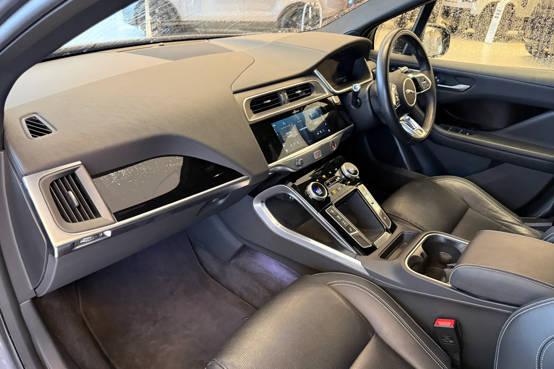 Jaguar I-PACE thumbnail image number 43