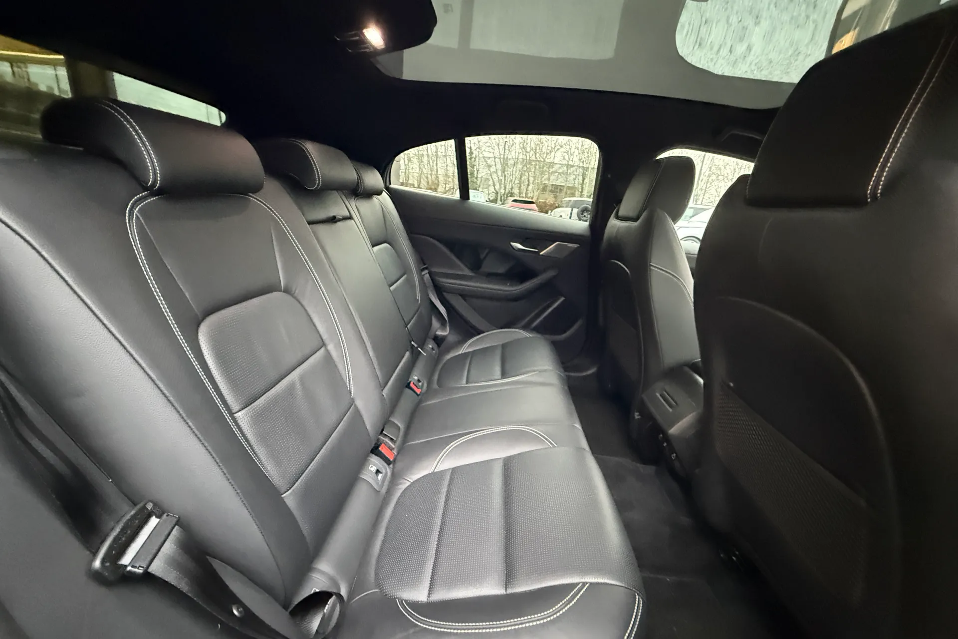 Jaguar I-PACE thumbnail image number 38