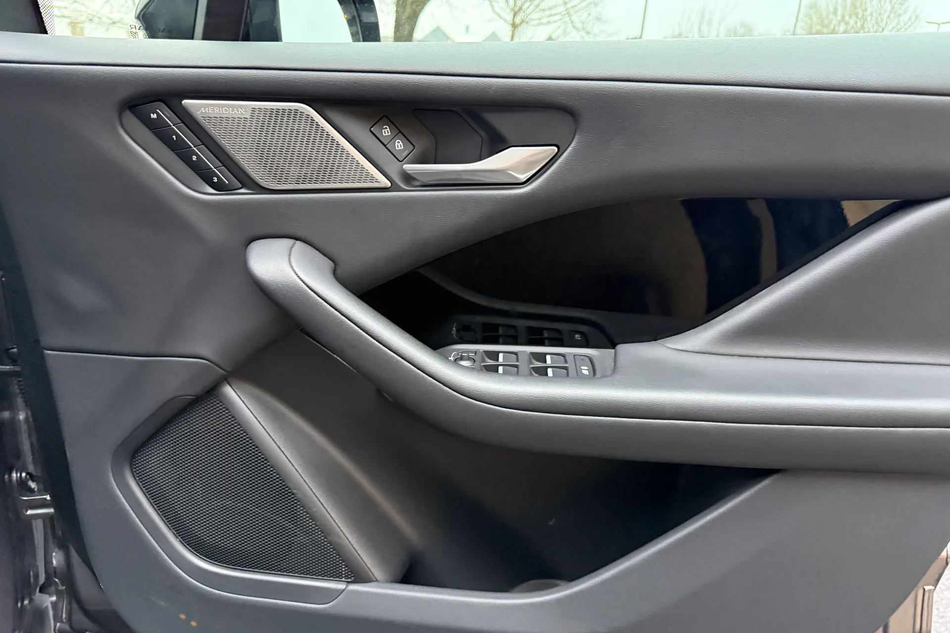 Jaguar I-PACE thumbnail image number 48