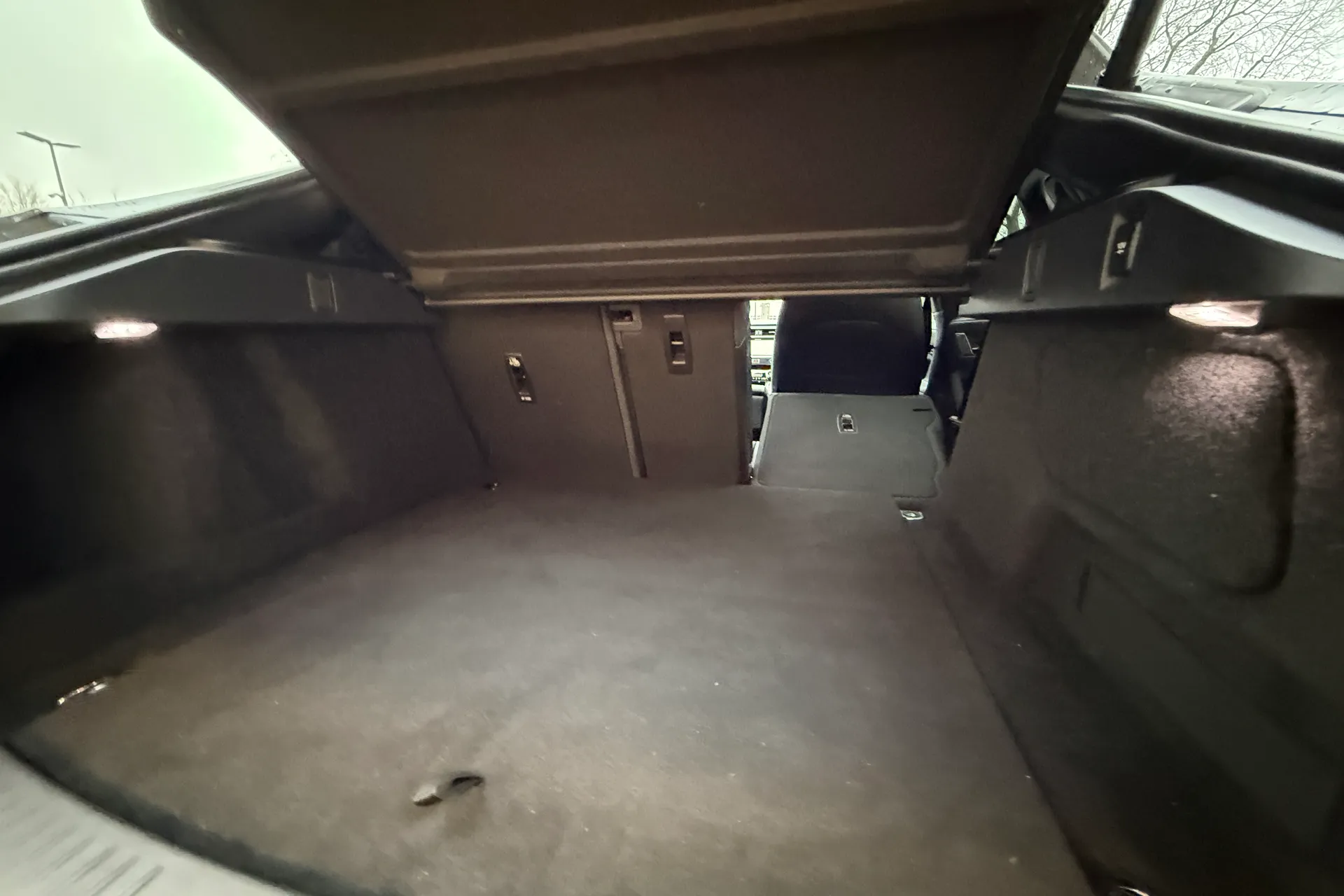 Jaguar I-PACE thumbnail image number 41