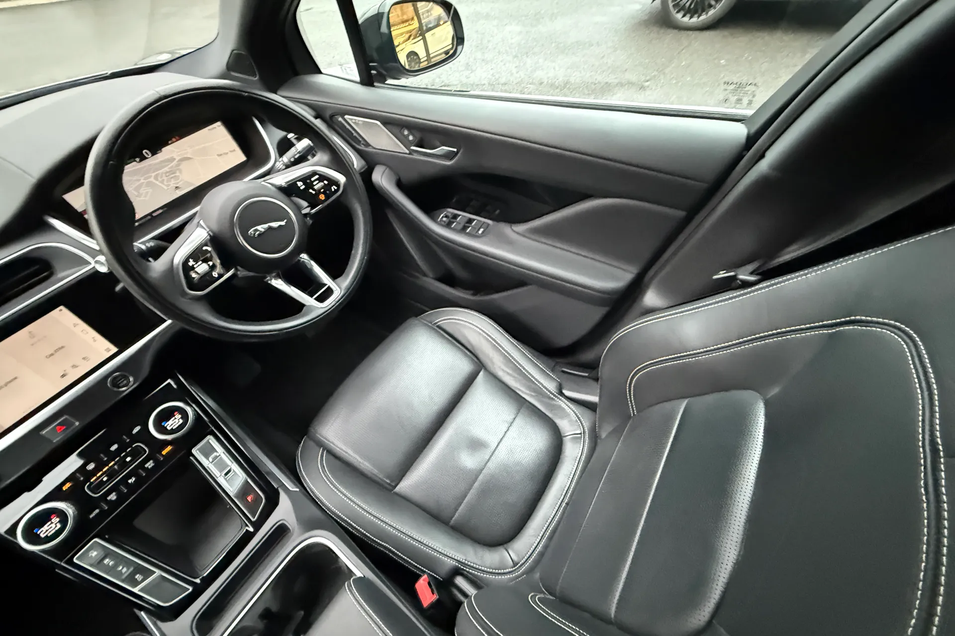 Jaguar I-PACE thumbnail image number 14