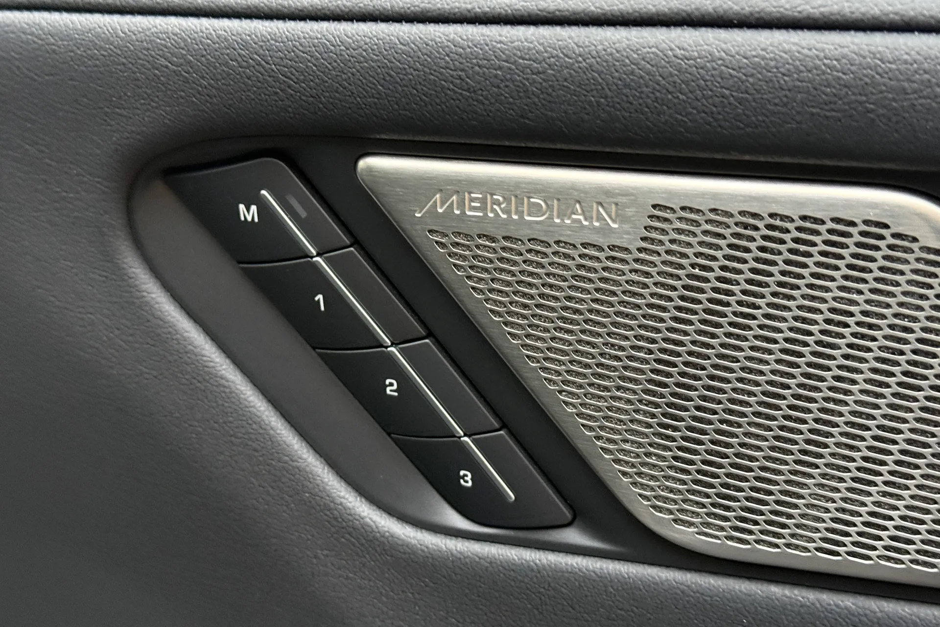 Jaguar I-PACE thumbnail image number 21