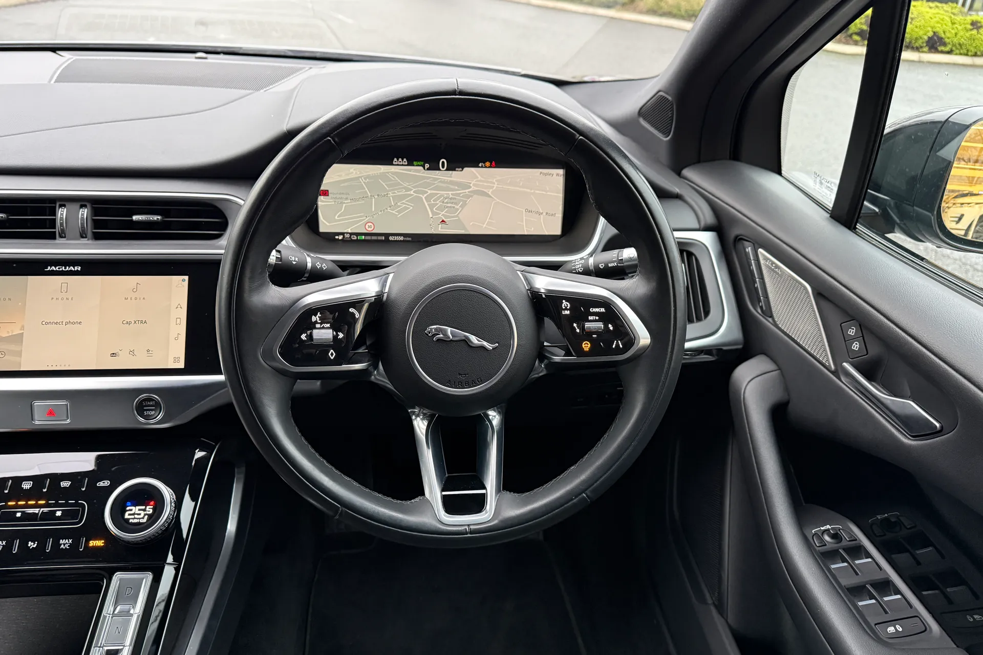 Jaguar I-PACE thumbnail image number 12