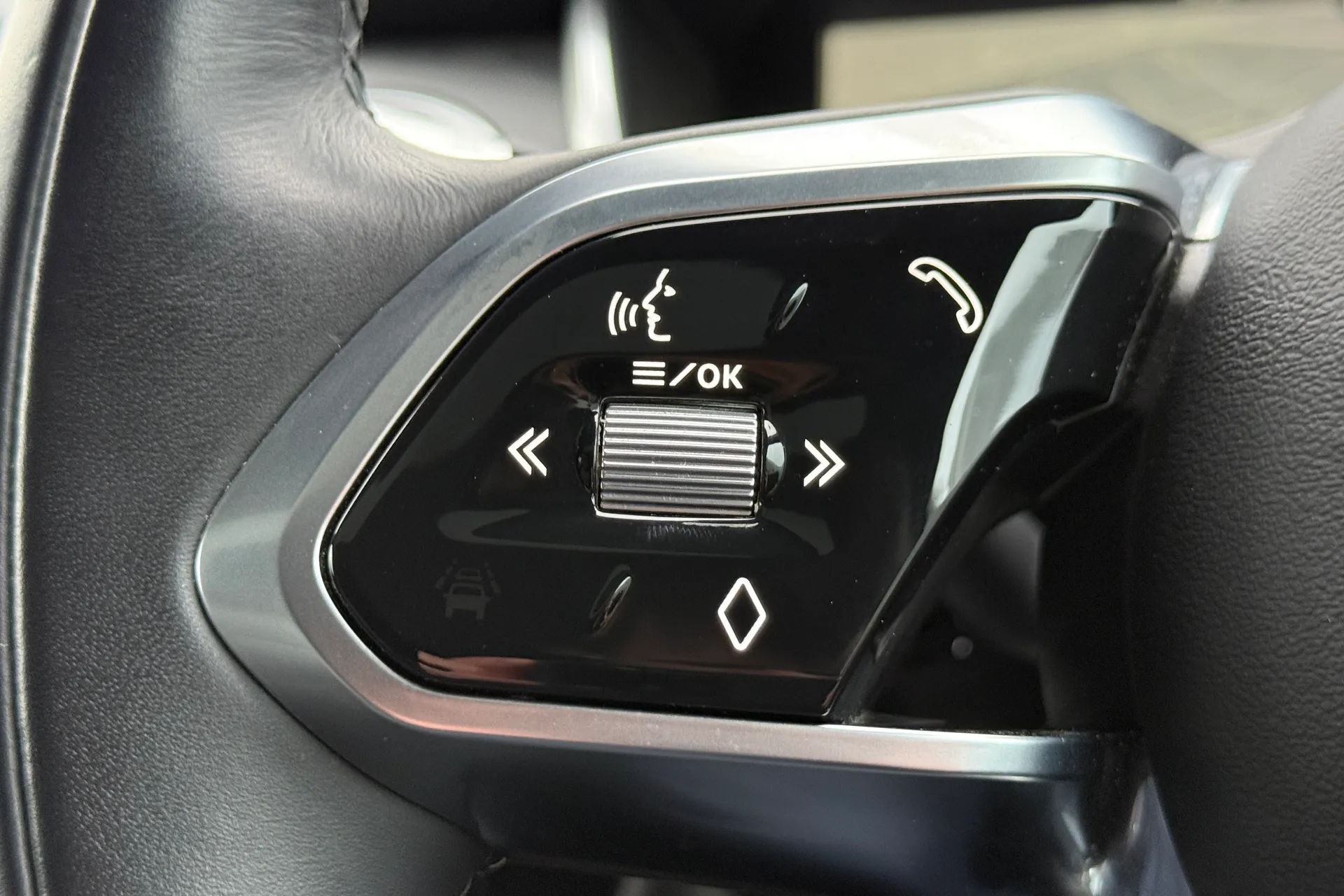 Jaguar I-PACE thumbnail image number 25