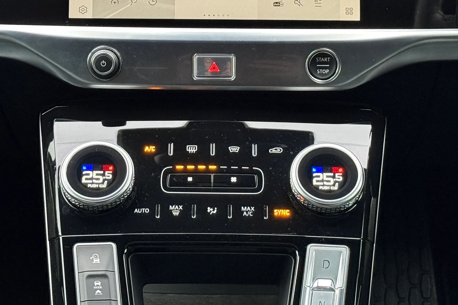 Jaguar I-PACE thumbnail image number 16