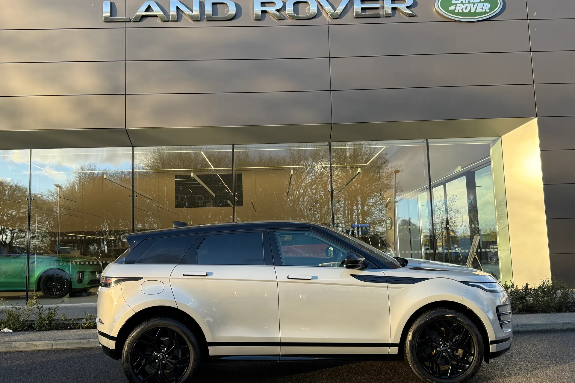 LAND ROVER RANGE ROVER EVOQUE thumbnail image number 2