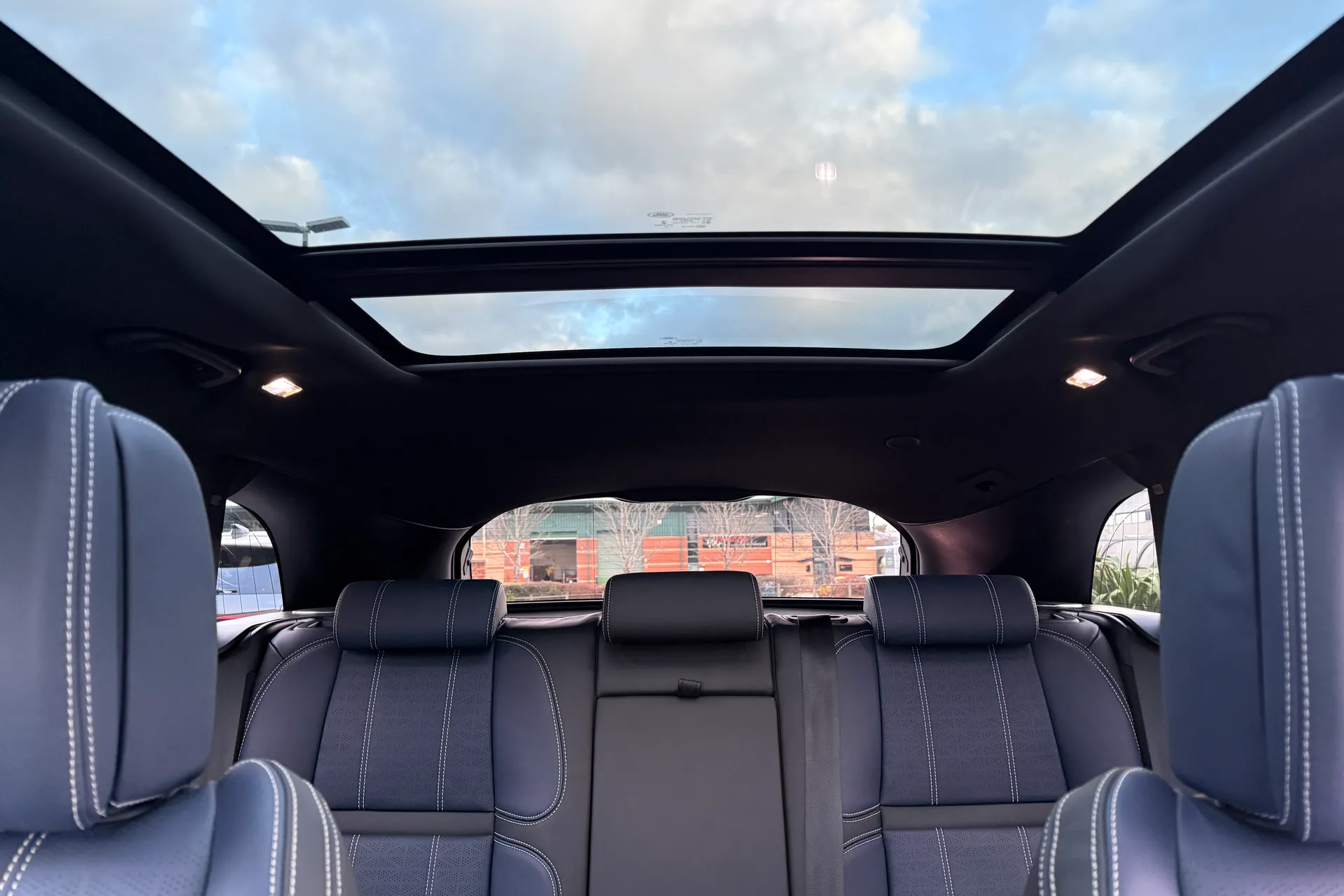 LAND ROVER RANGE ROVER VELAR thumbnail image number 28