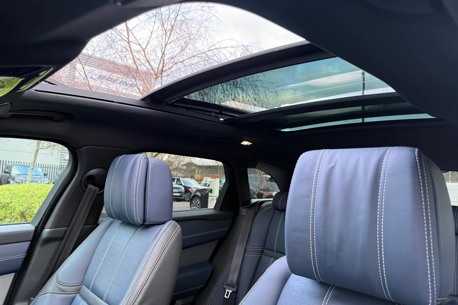 LAND ROVER RANGE ROVER VELAR thumbnail image number 4