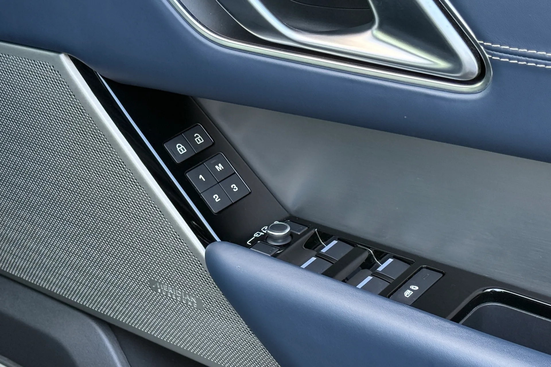 LAND ROVER RANGE ROVER VELAR thumbnail image number 27