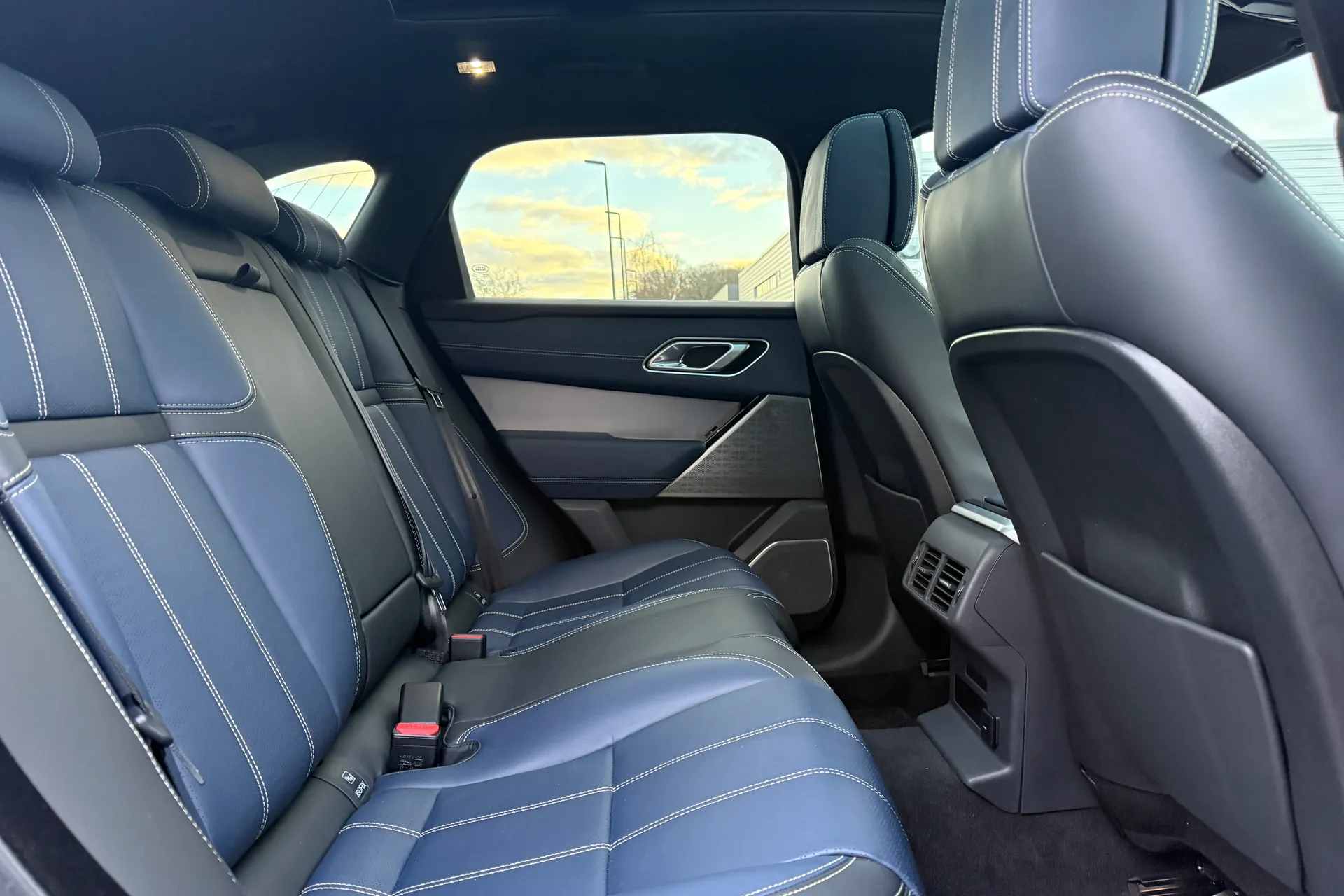 LAND ROVER RANGE ROVER VELAR thumbnail image number 38