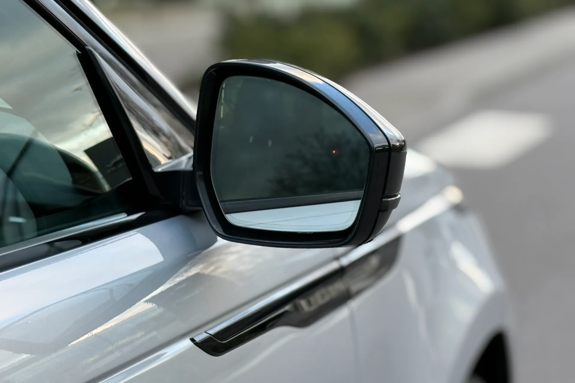 LAND ROVER RANGE ROVER VELAR thumbnail image number 12