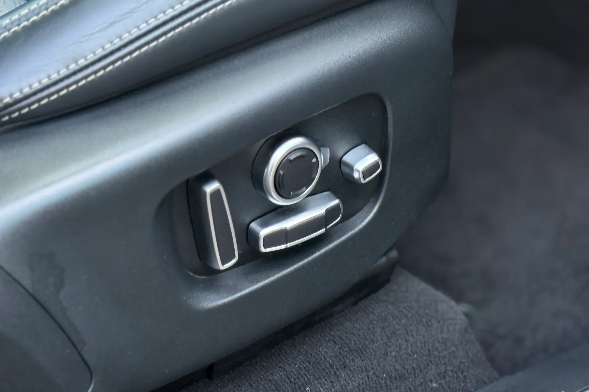 LAND ROVER RANGE ROVER VELAR thumbnail image number 45