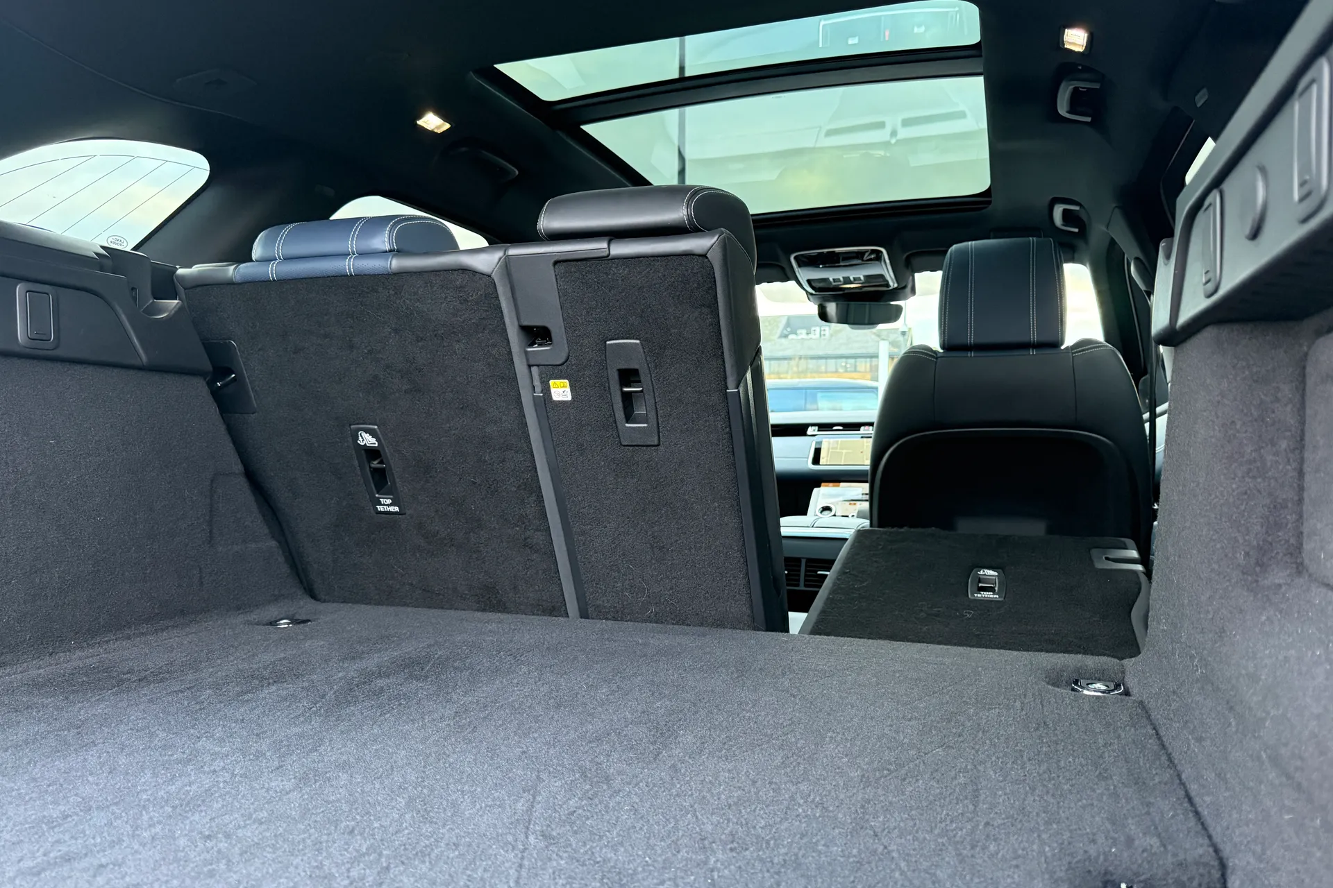 LAND ROVER RANGE ROVER VELAR thumbnail image number 37