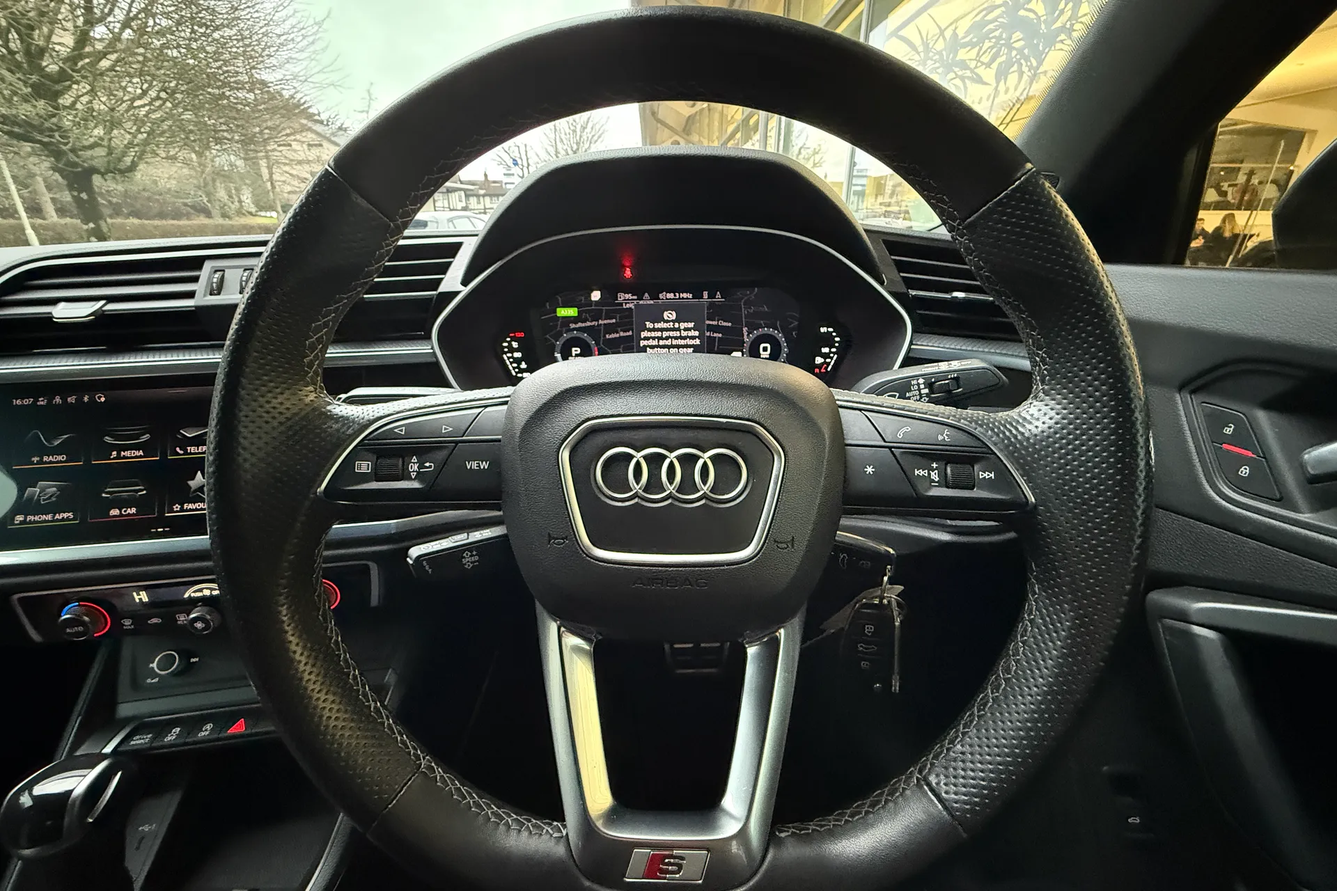 Audi Q3 thumbnail image number 9