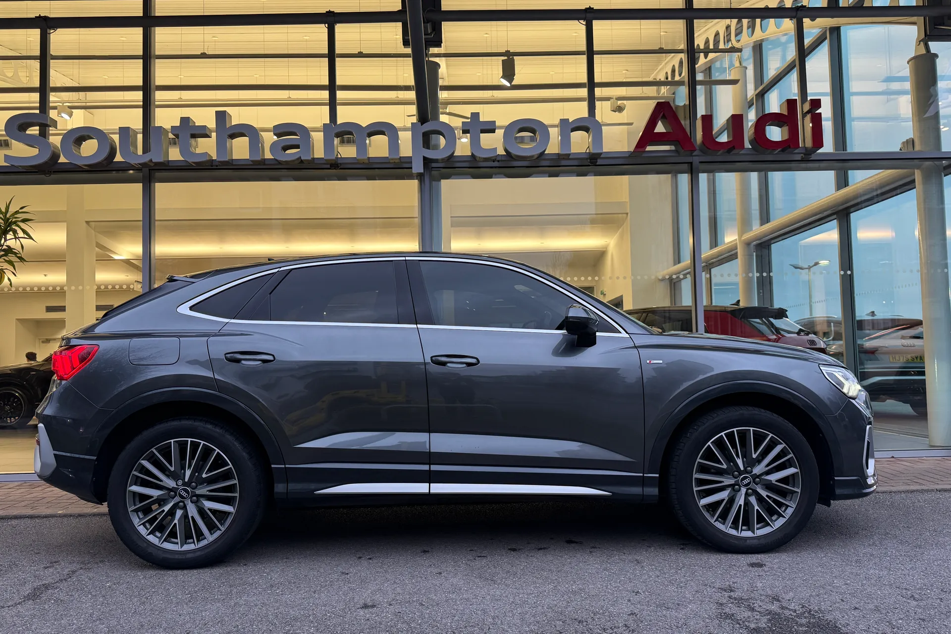 Audi Q3 thumbnail image number 2