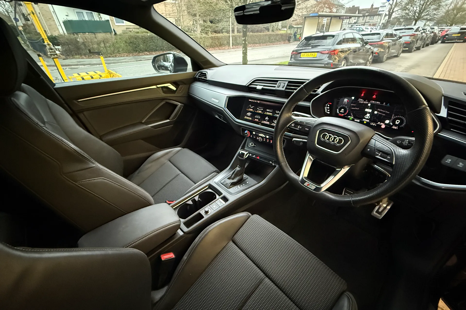 Audi Q3 thumbnail image number 30