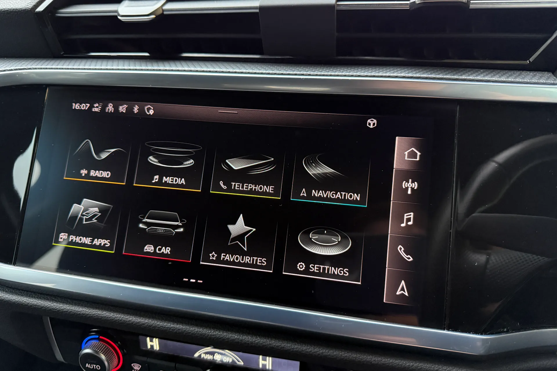 Audi Q3 thumbnail image number 11