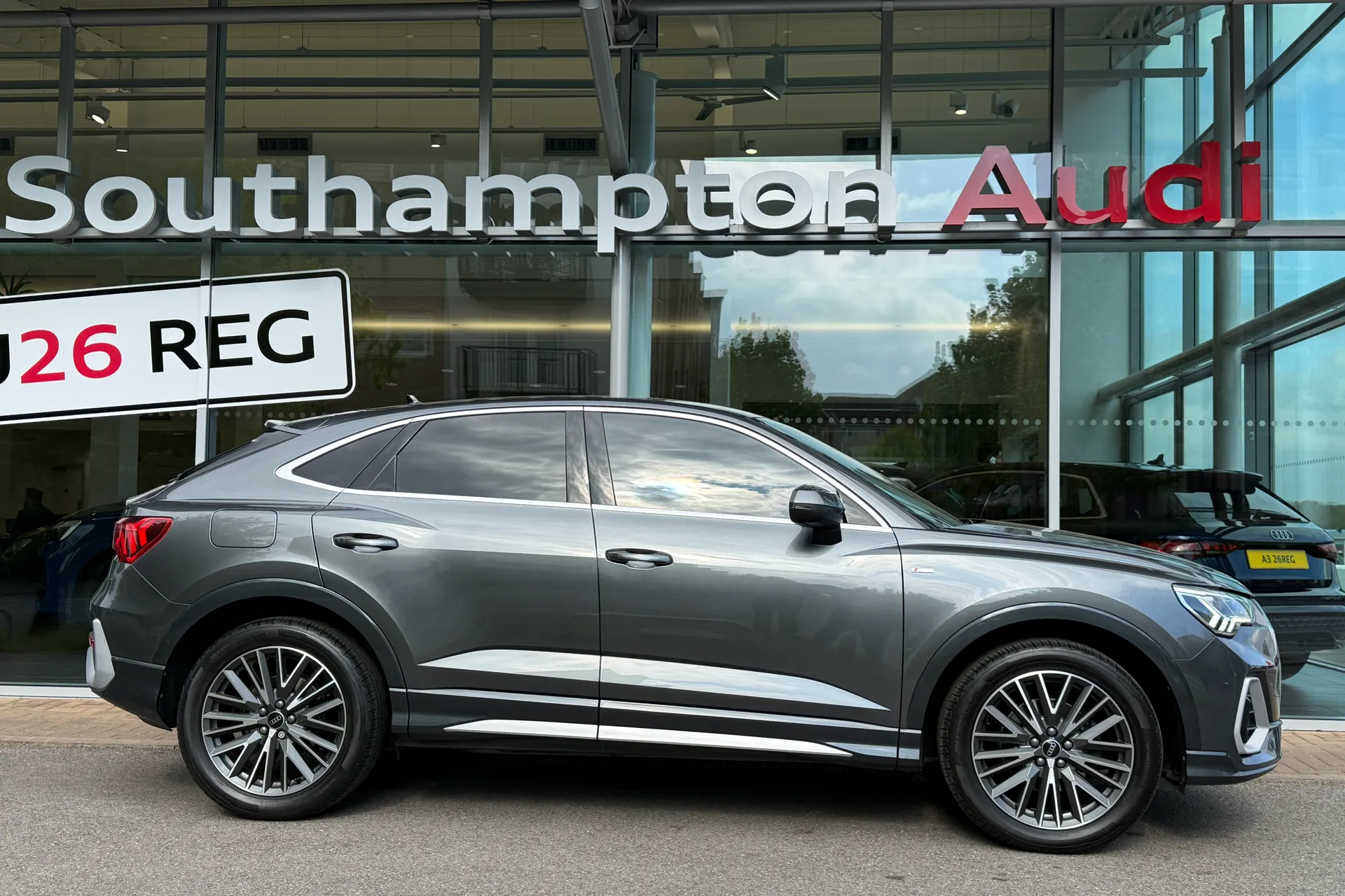 Audi Q3 thumbnail image number 2