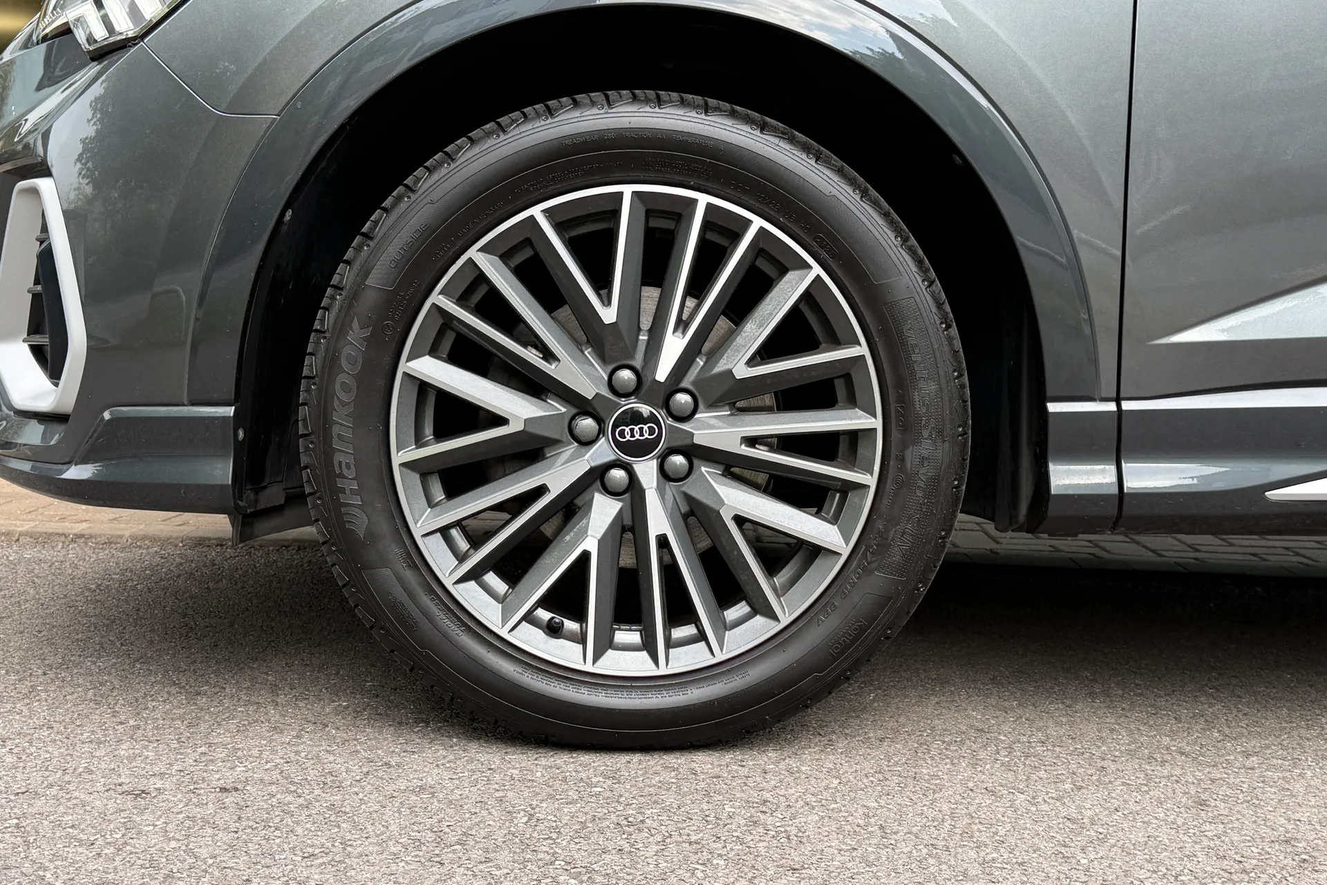 Audi Q3 thumbnail image number 10