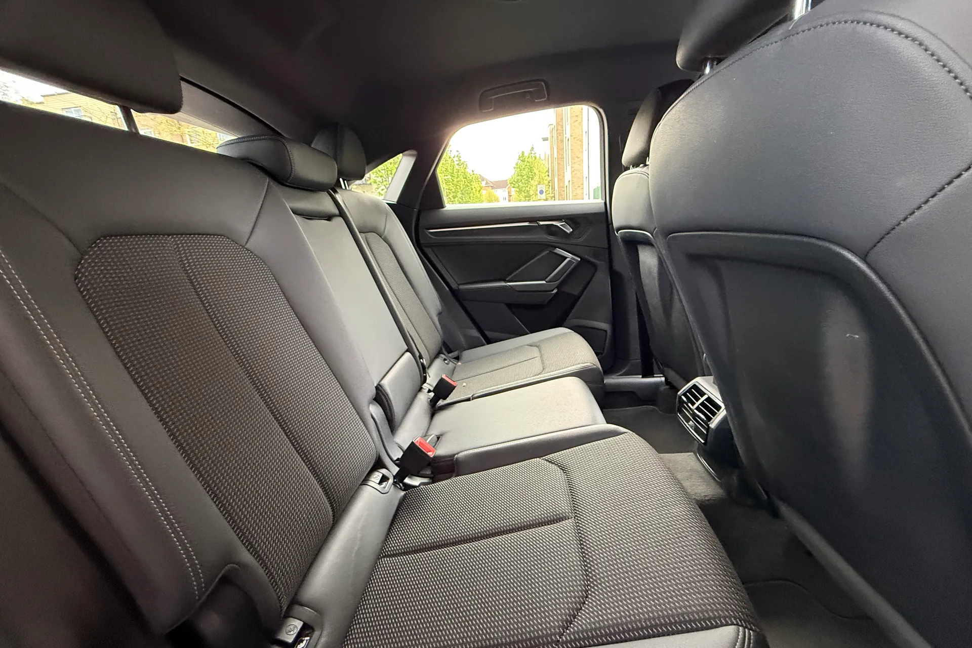 Audi Q3 thumbnail image number 36