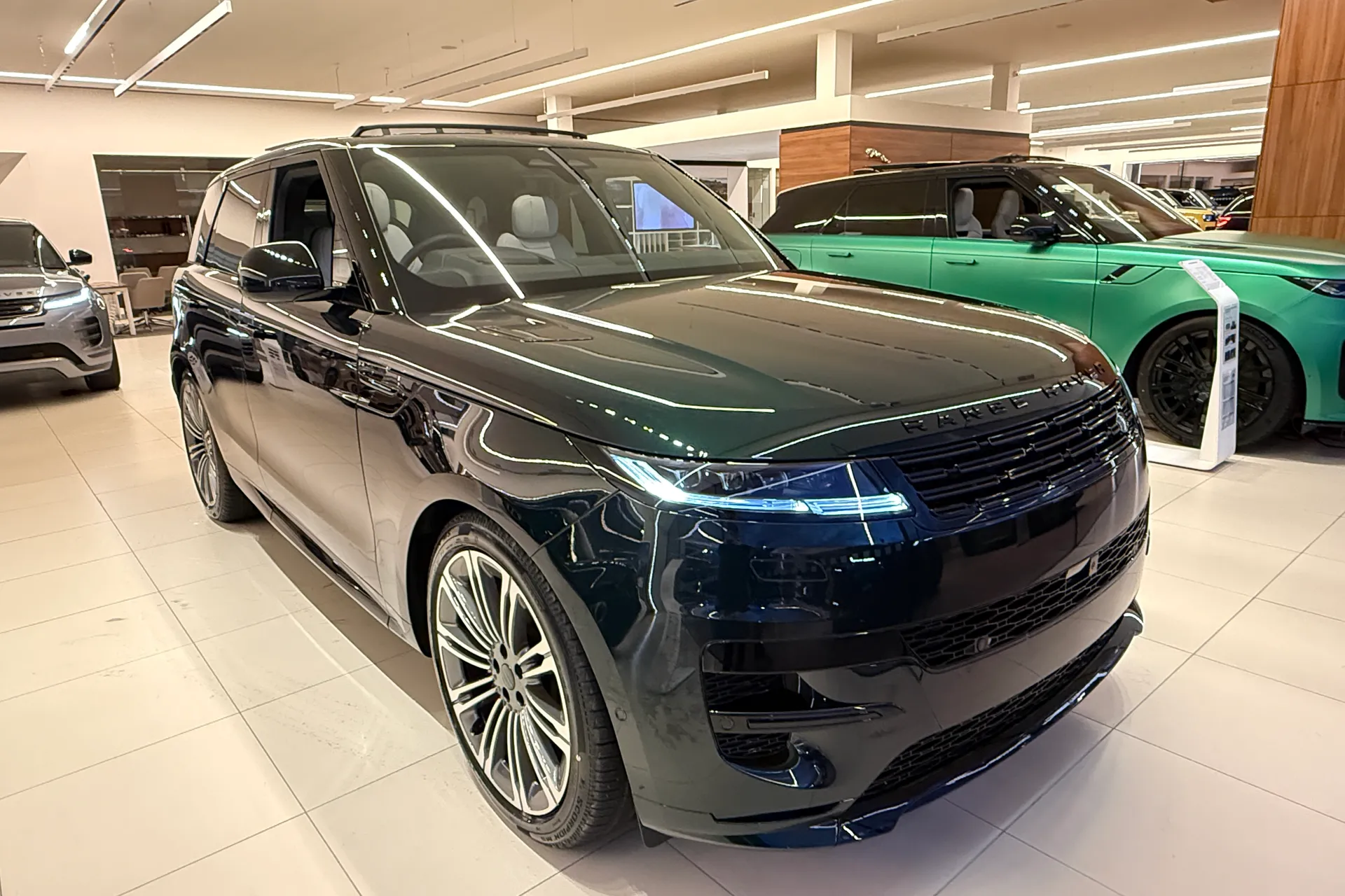 LAND ROVER RANGE ROVER SPORT focused image