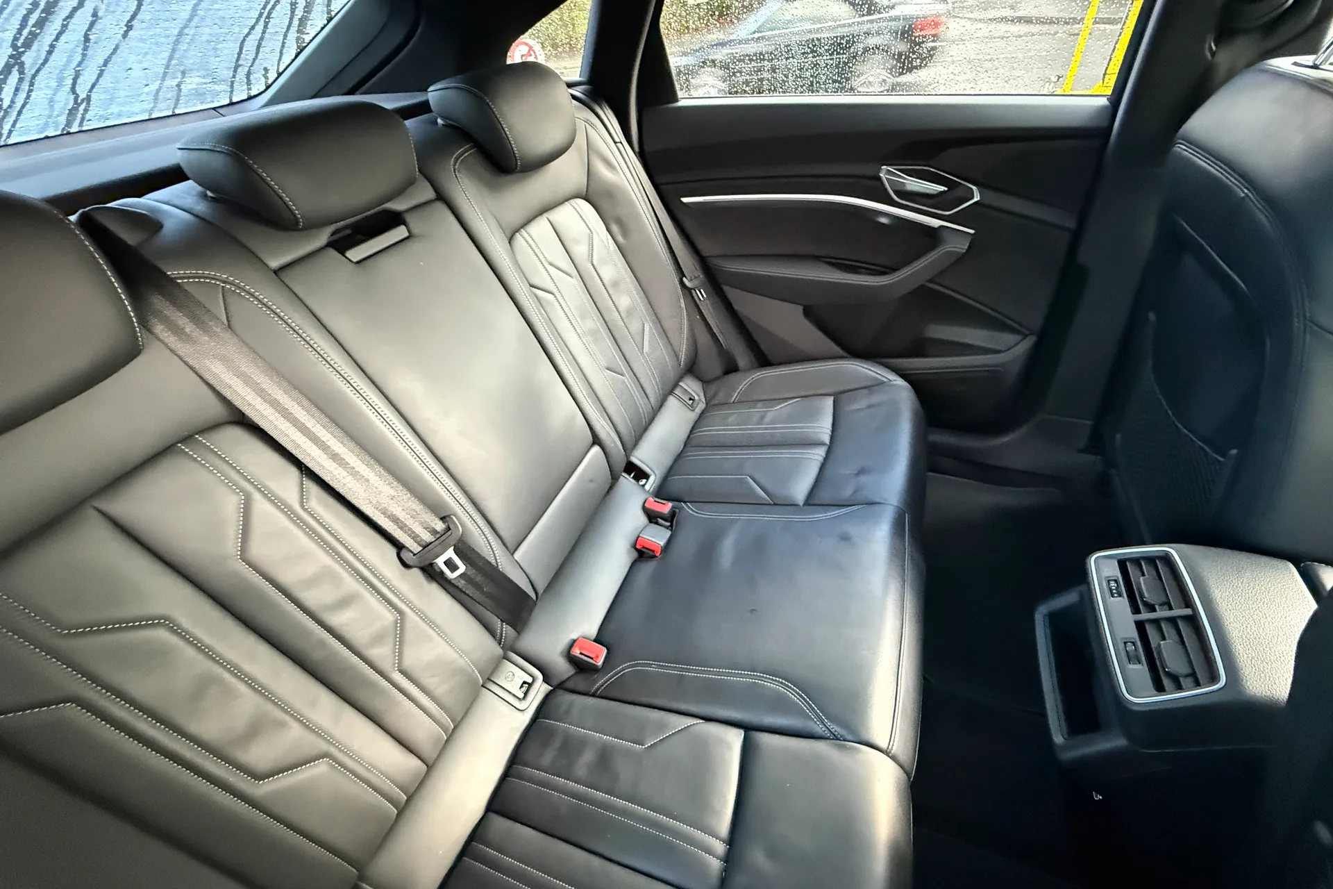 Audi e-tron thumbnail image number 44