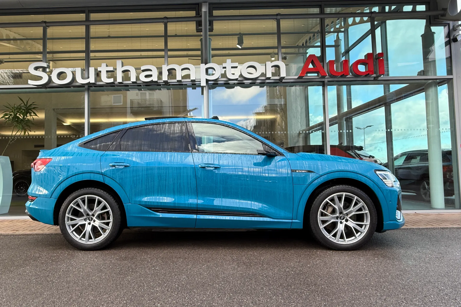 Audi e-tron thumbnail image number 2