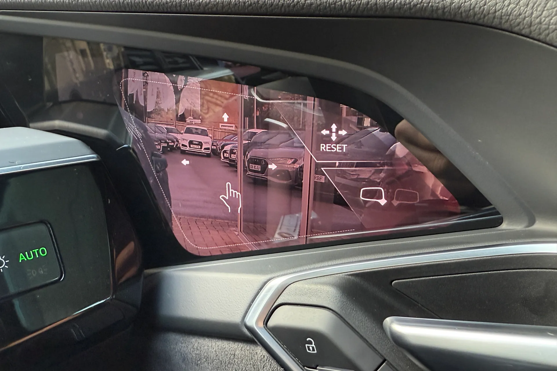 Audi e-tron thumbnail image number 32