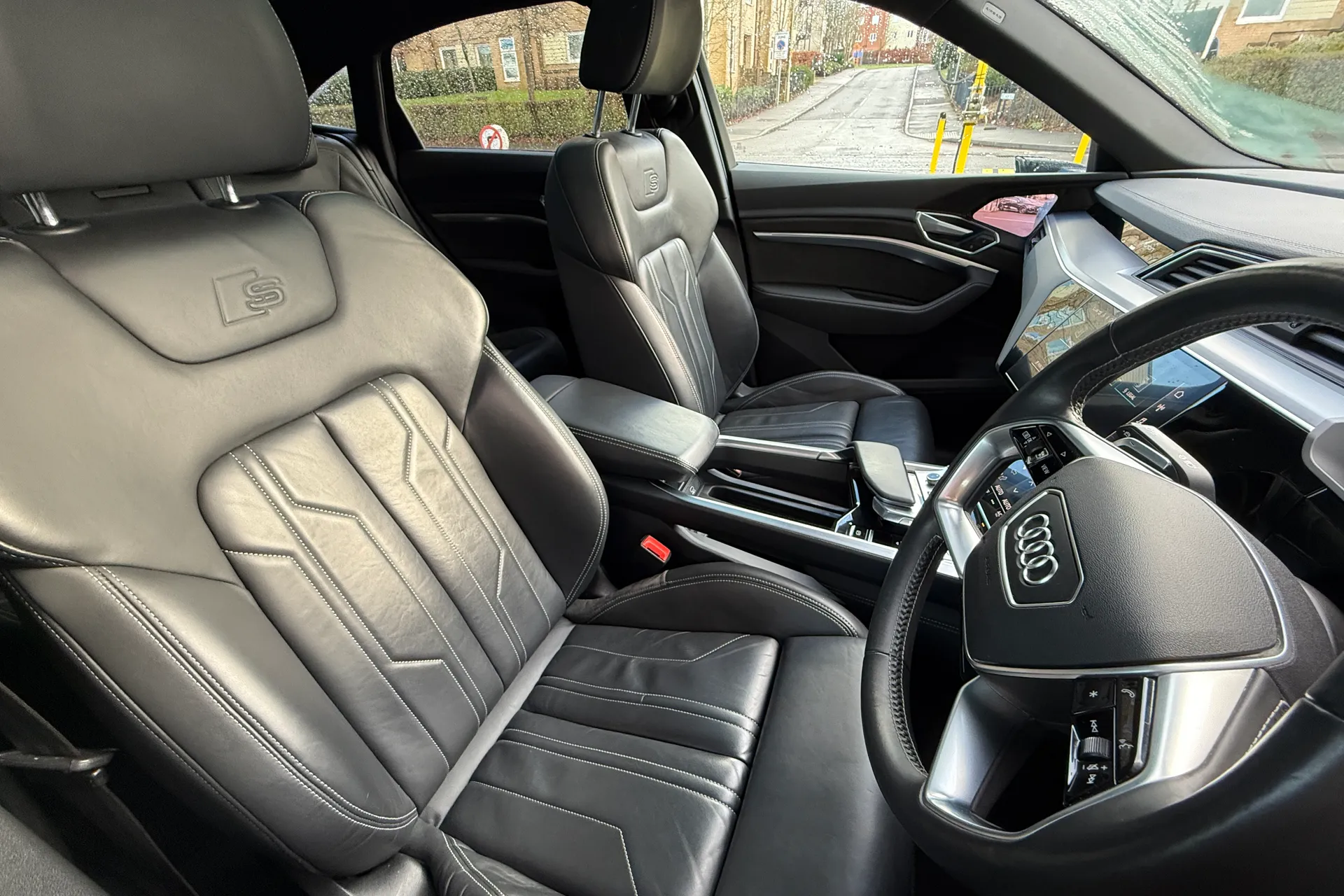 Audi e-tron thumbnail image number 40