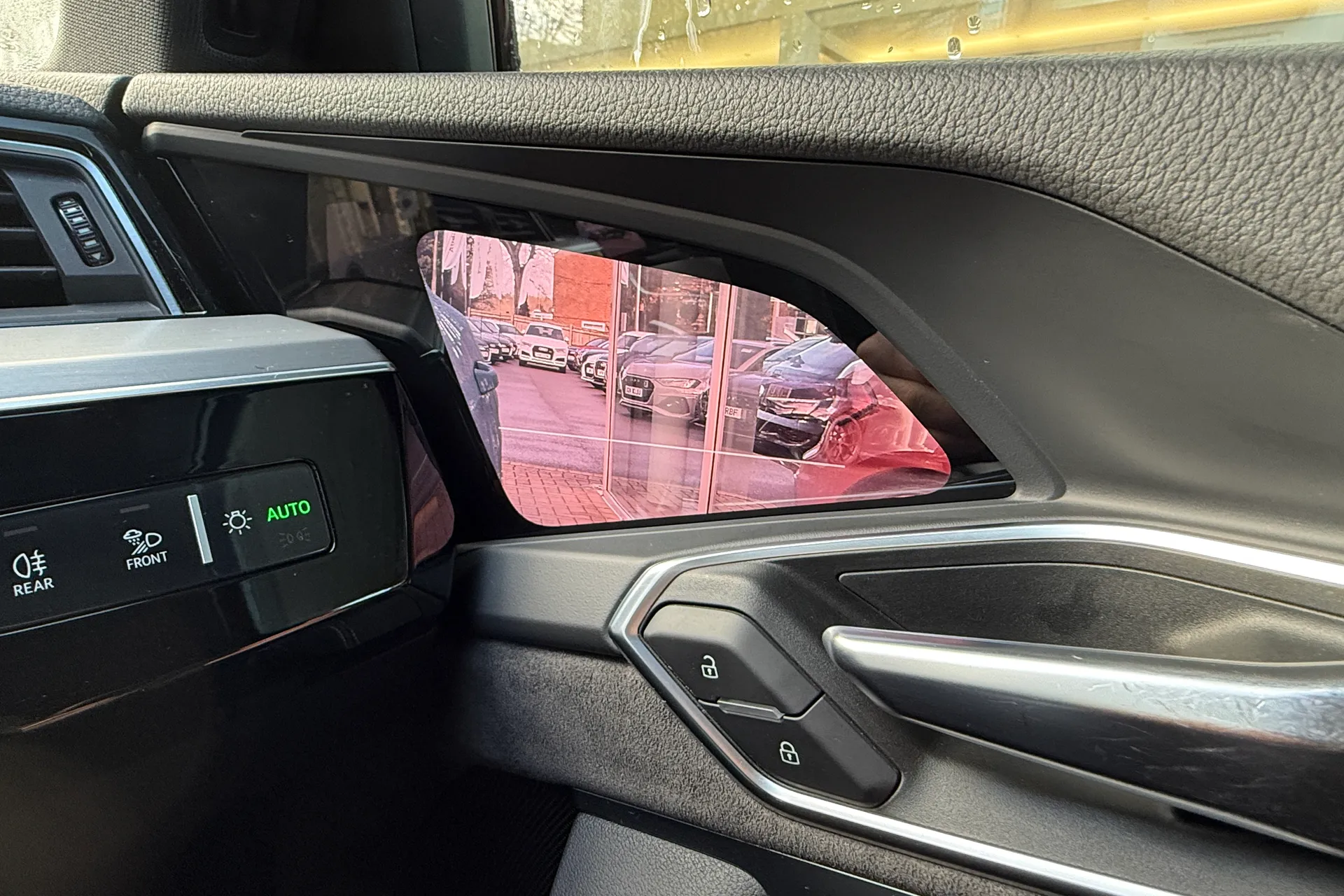 Audi e-tron thumbnail image number 30