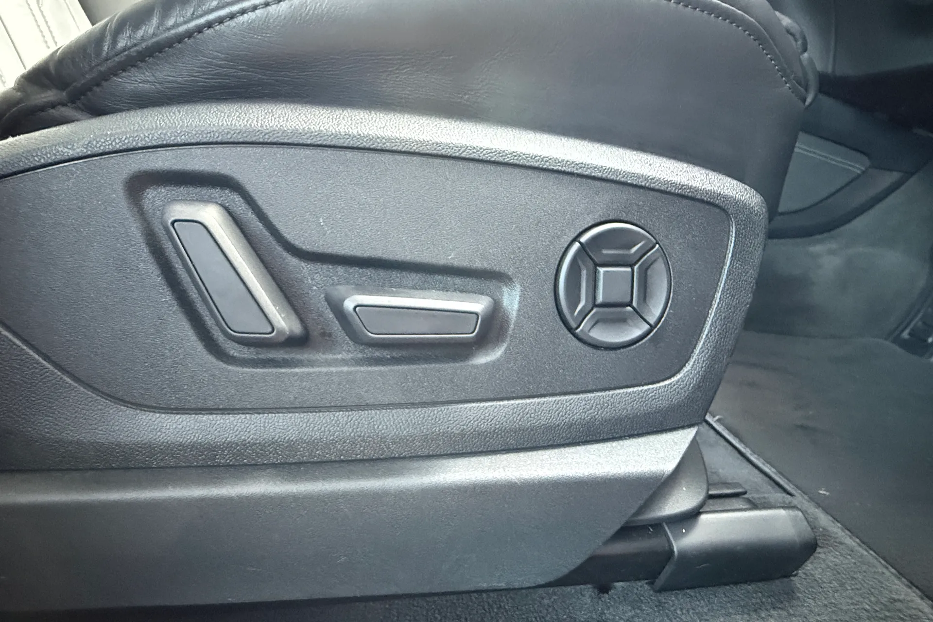 Audi e-tron thumbnail image number 9