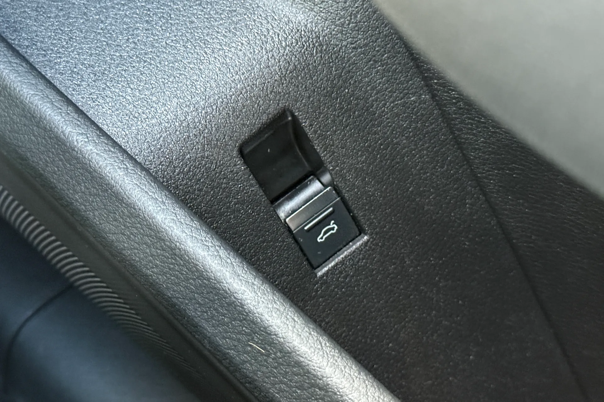 Audi e-tron thumbnail image number 35