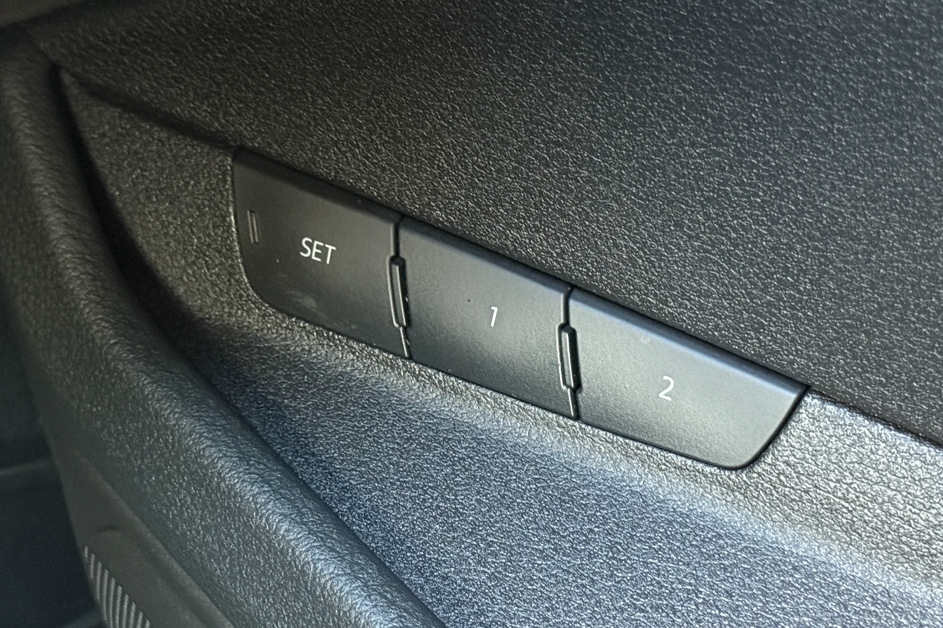 Audi e-tron thumbnail image number 10