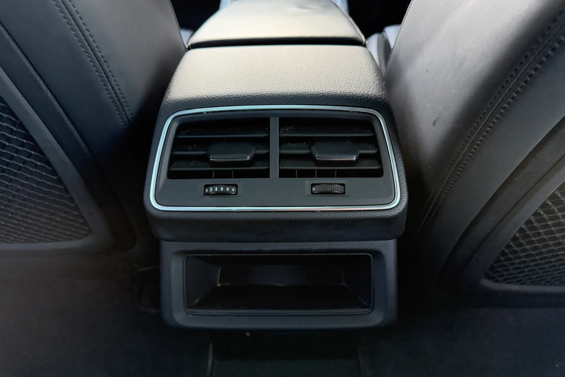 Audi e-tron thumbnail image number 44