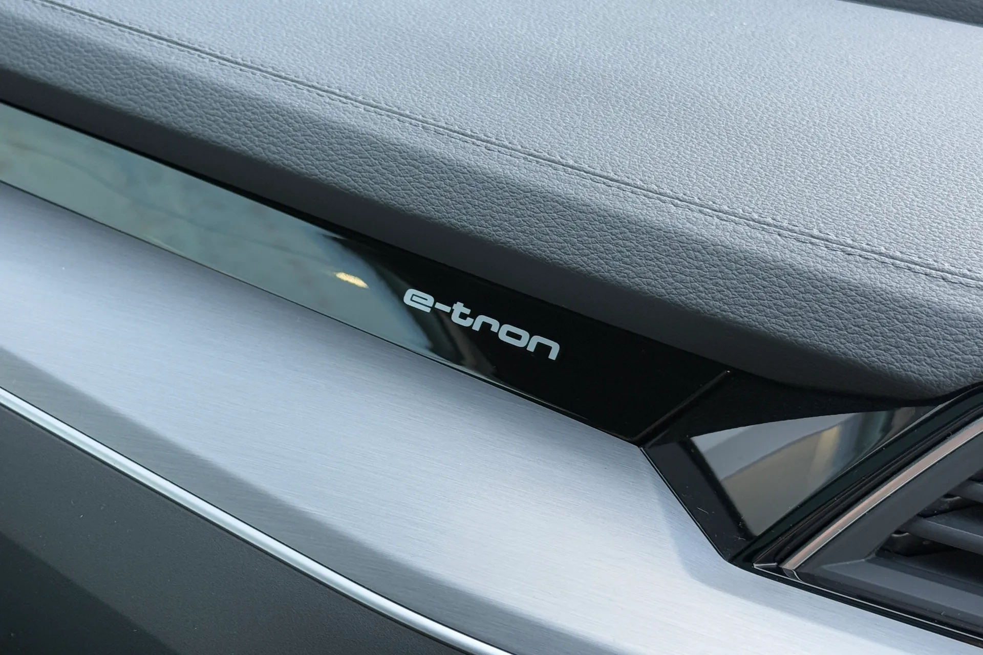 Audi e-tron thumbnail image number 26
