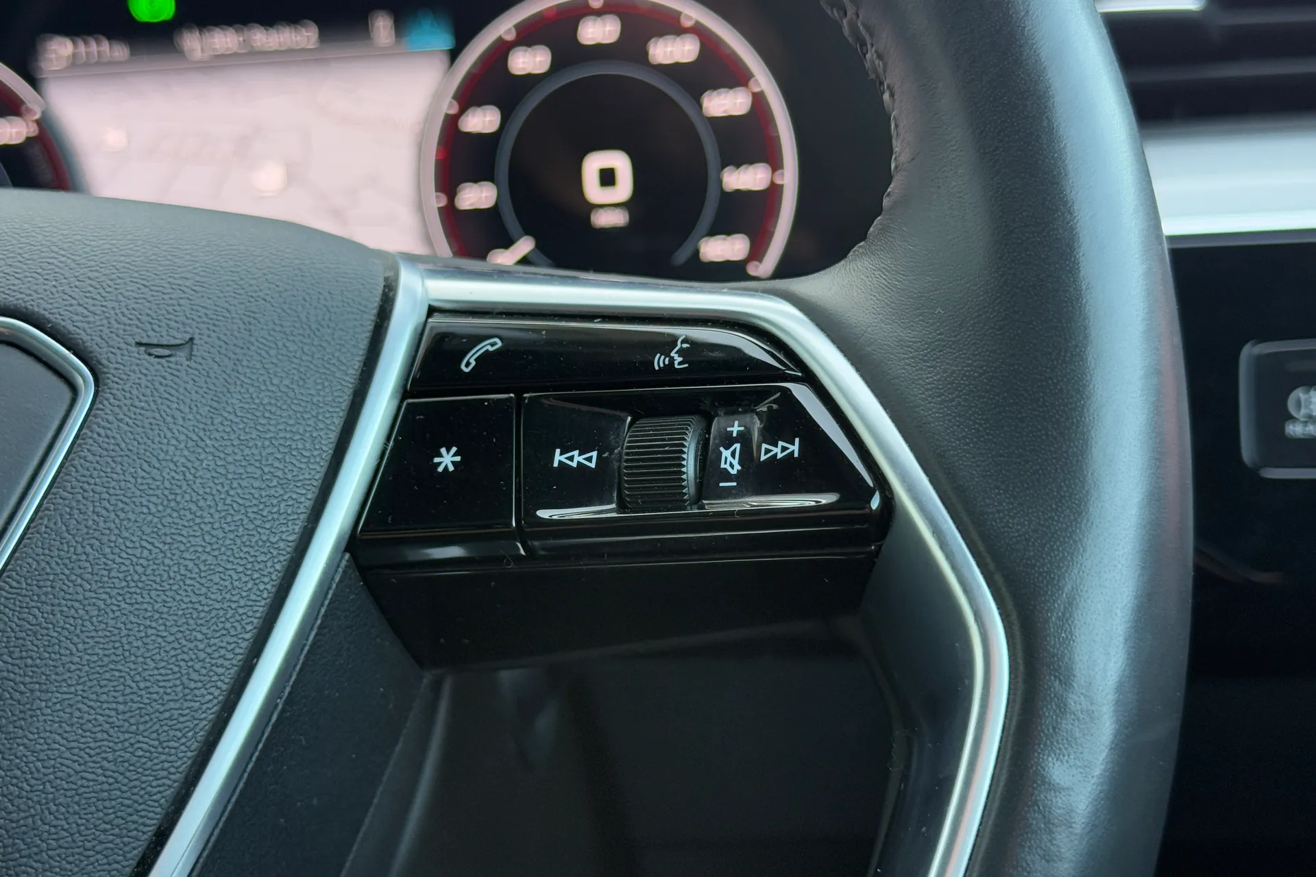 Audi e-tron thumbnail image number 29