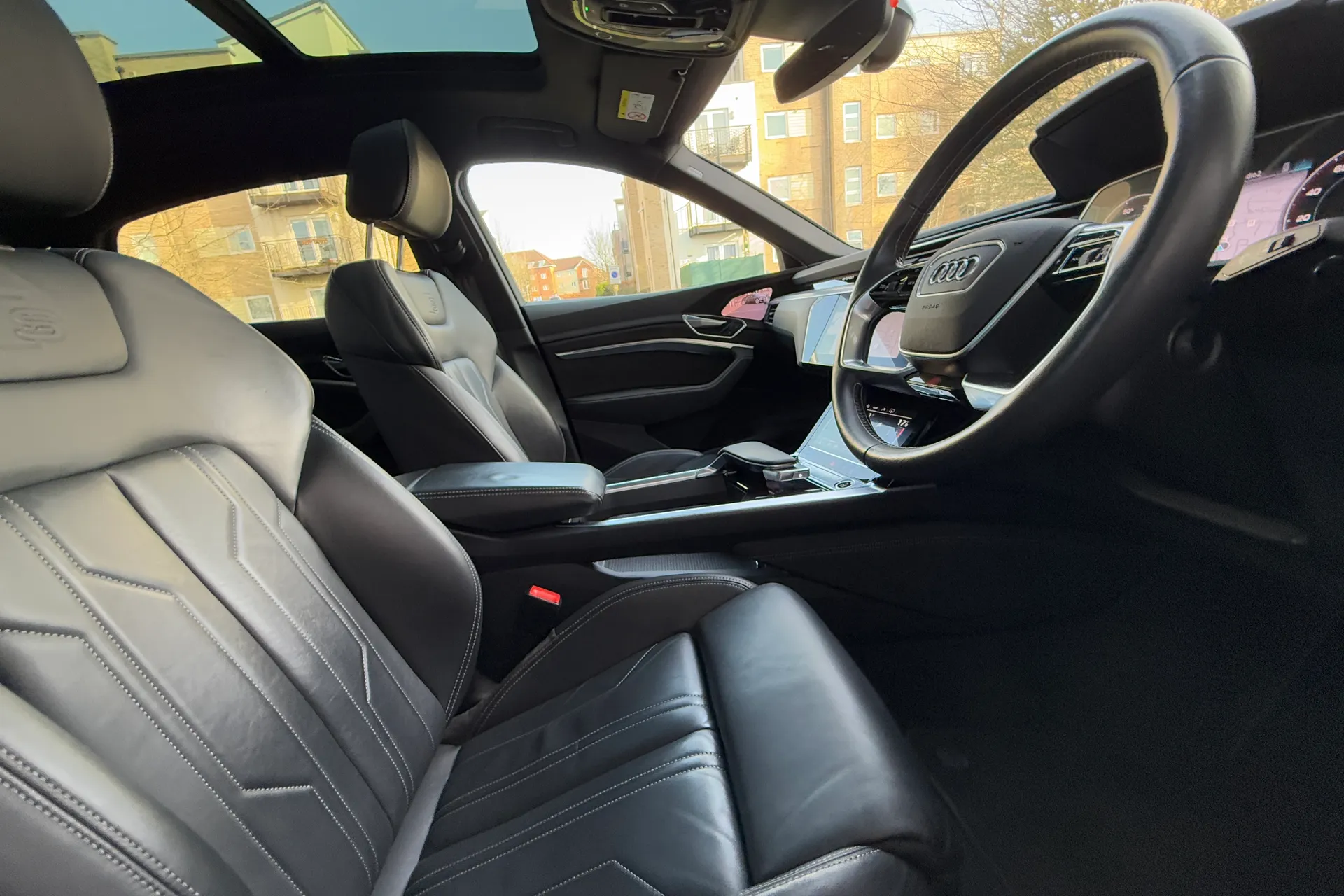 Audi e-tron thumbnail image number 36