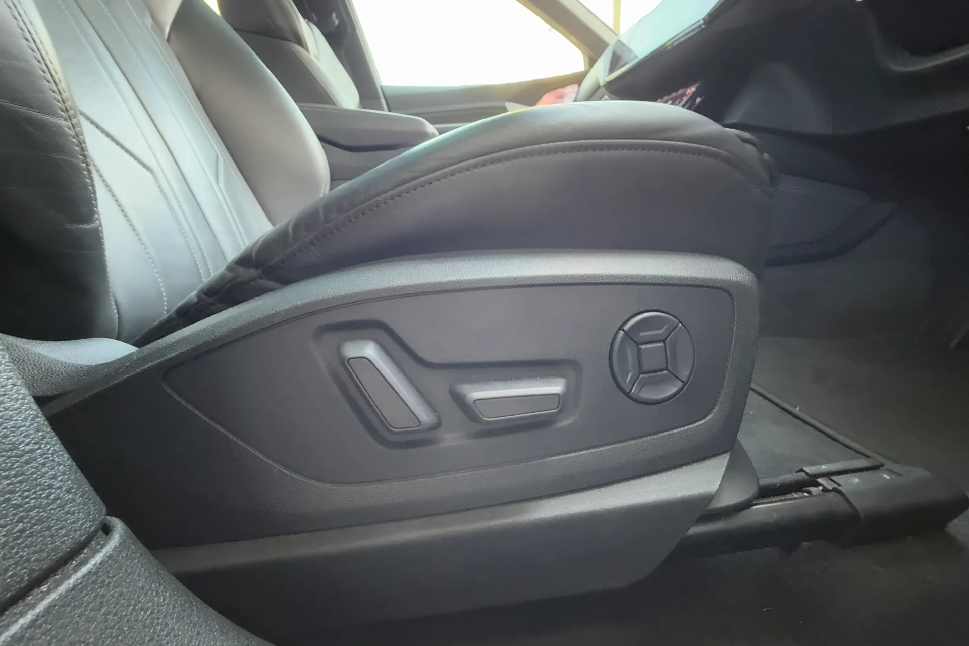 Audi e-tron thumbnail image number 38