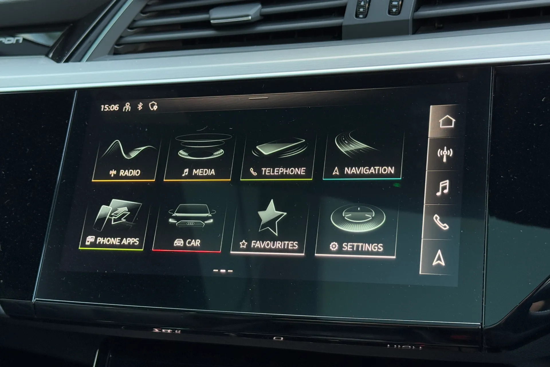 Audi e-tron thumbnail image number 12