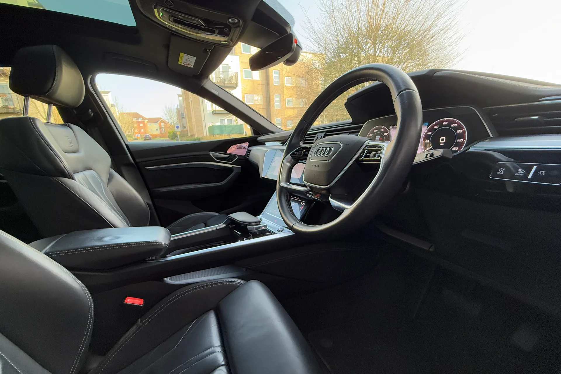 Audi e-tron thumbnail image number 10