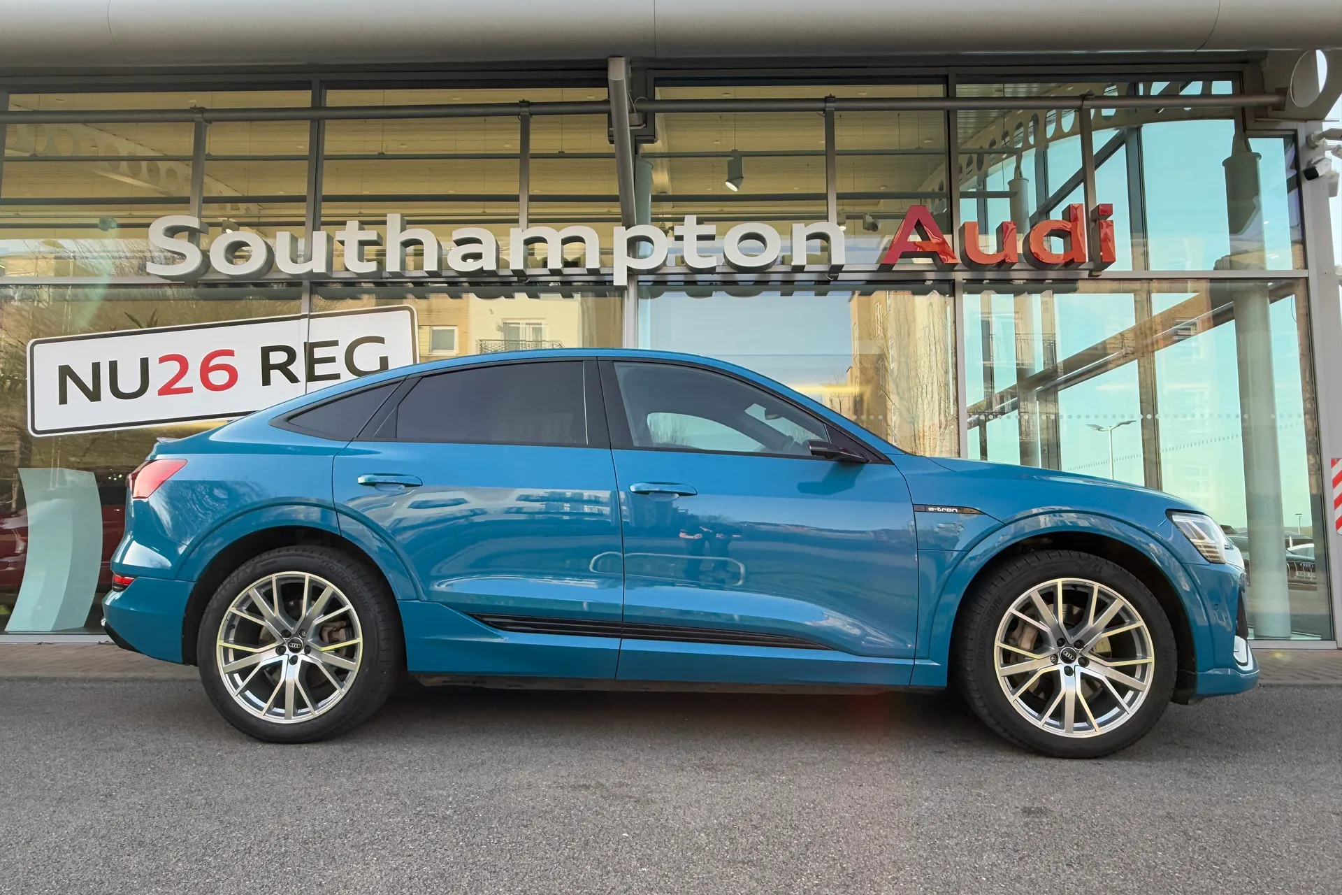 Audi e-tron thumbnail image number 2