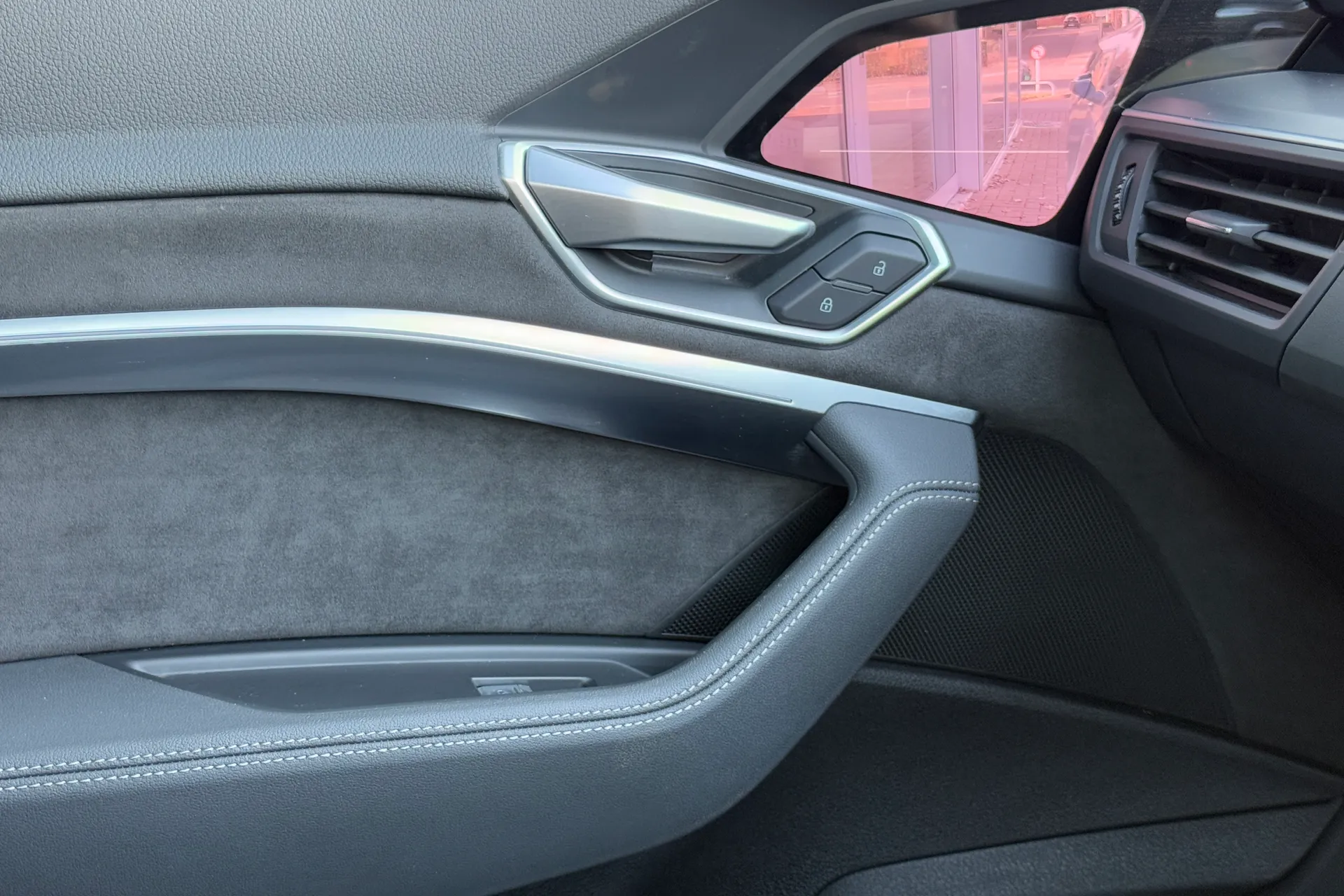 Audi e-tron thumbnail image number 24