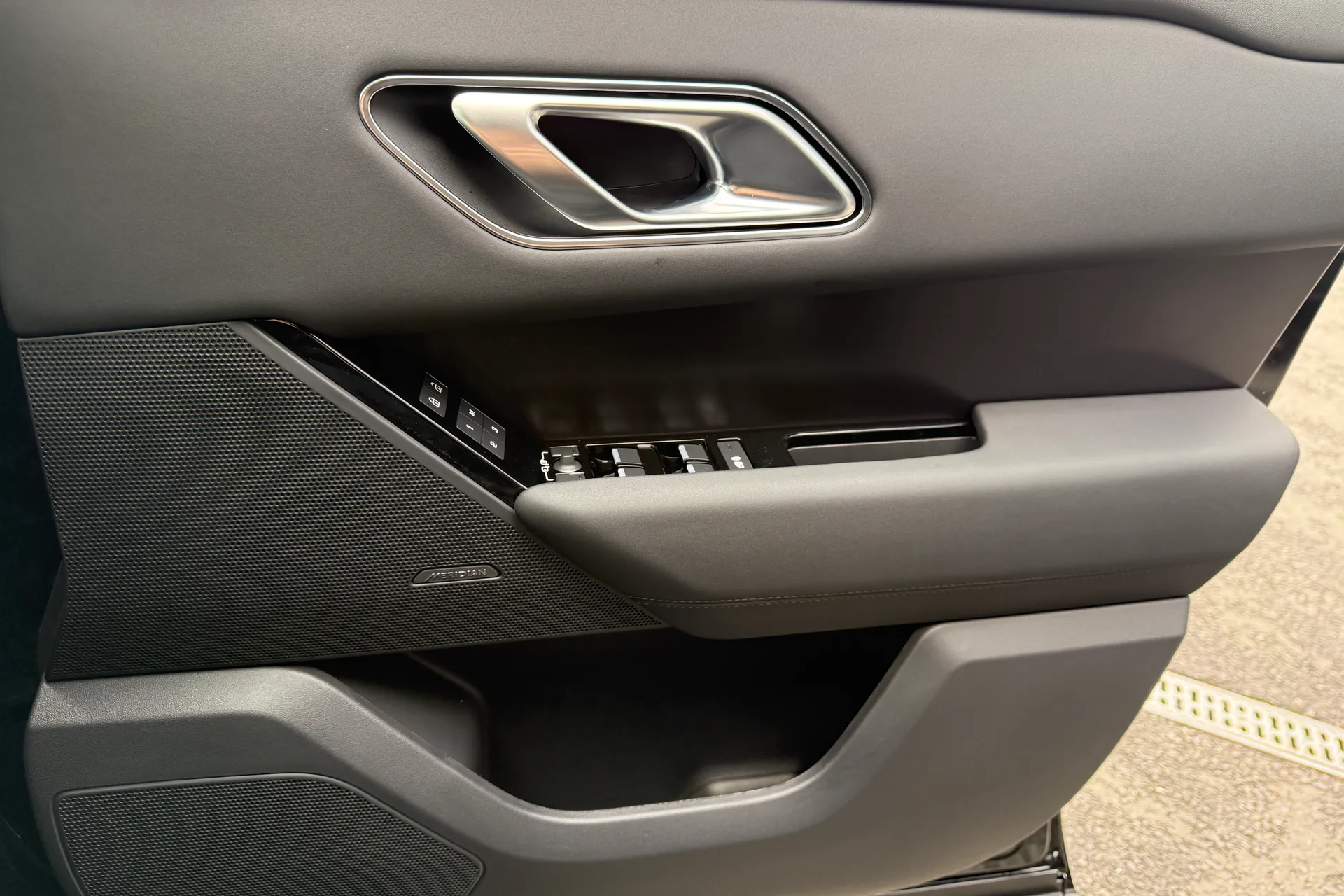 LAND ROVER RANGE ROVER VELAR thumbnail image number 38